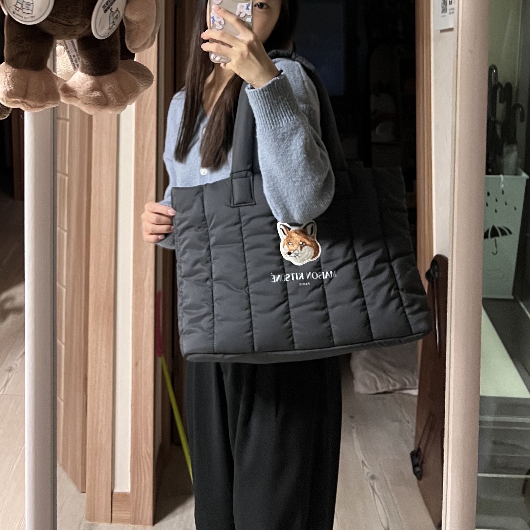 Maison Kitsune x Laneige Padded Bag Navy 착용 스타일