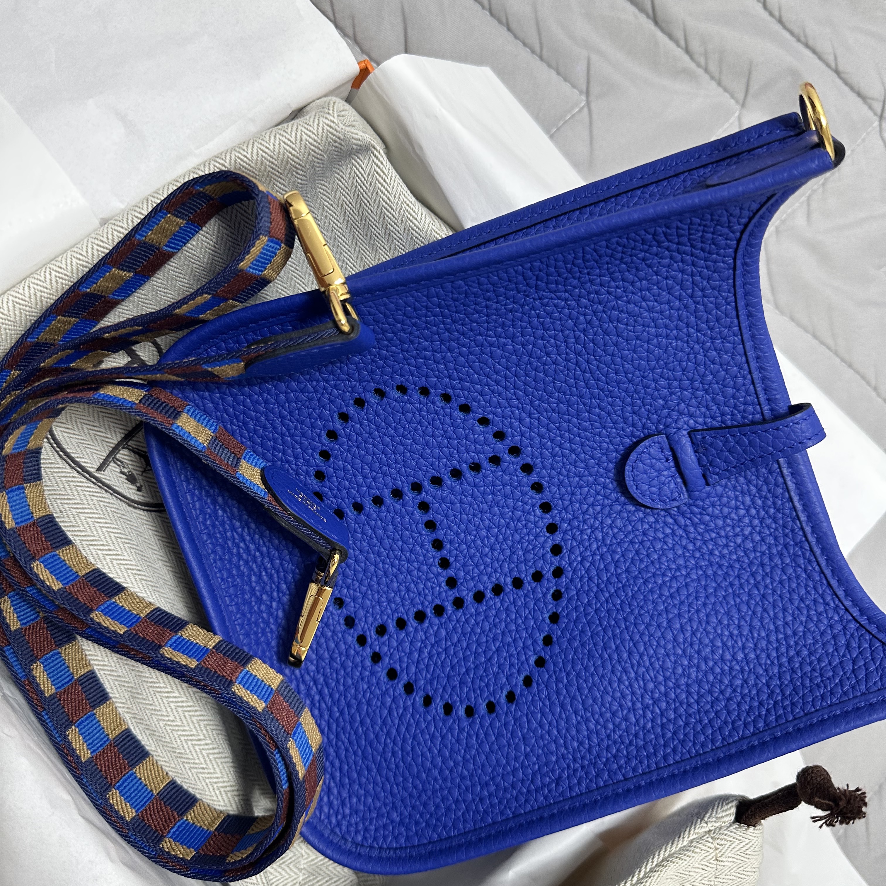 Hermes Evelyne 16 Amazone Bag Clemence & Gold Bleu Royal Bleu Billard Biscuit Rough H 착용 스타일