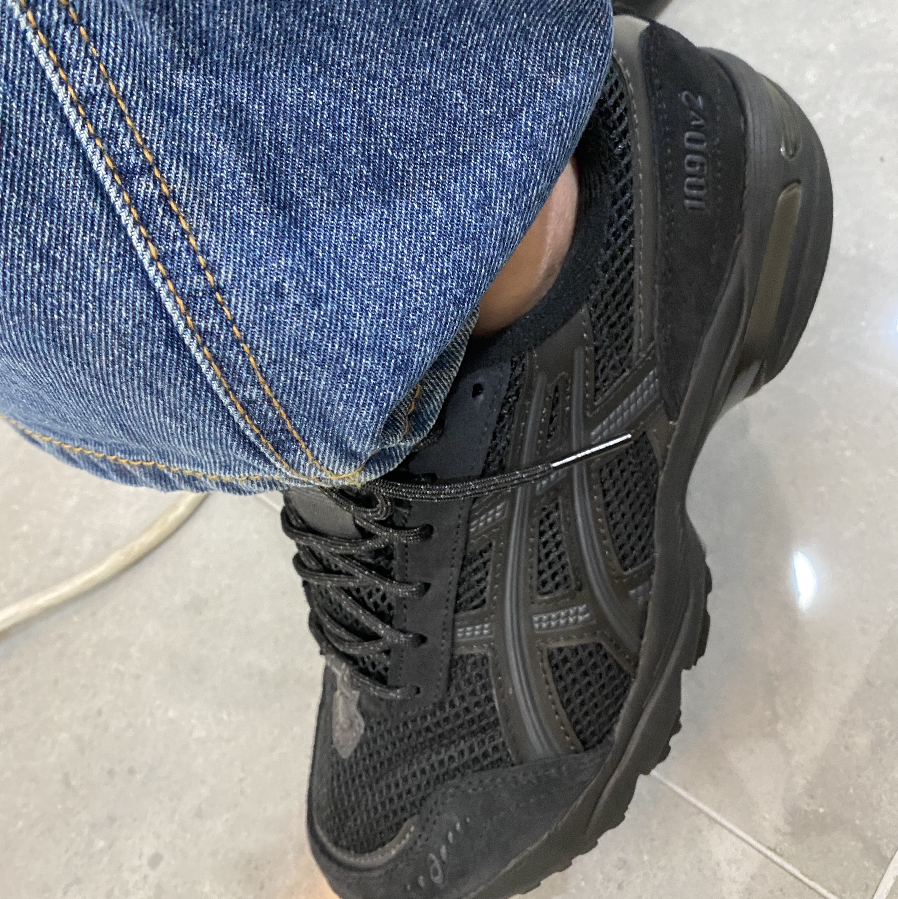 Asics Gel-1090 V2 Black 착용 스타일 - 3