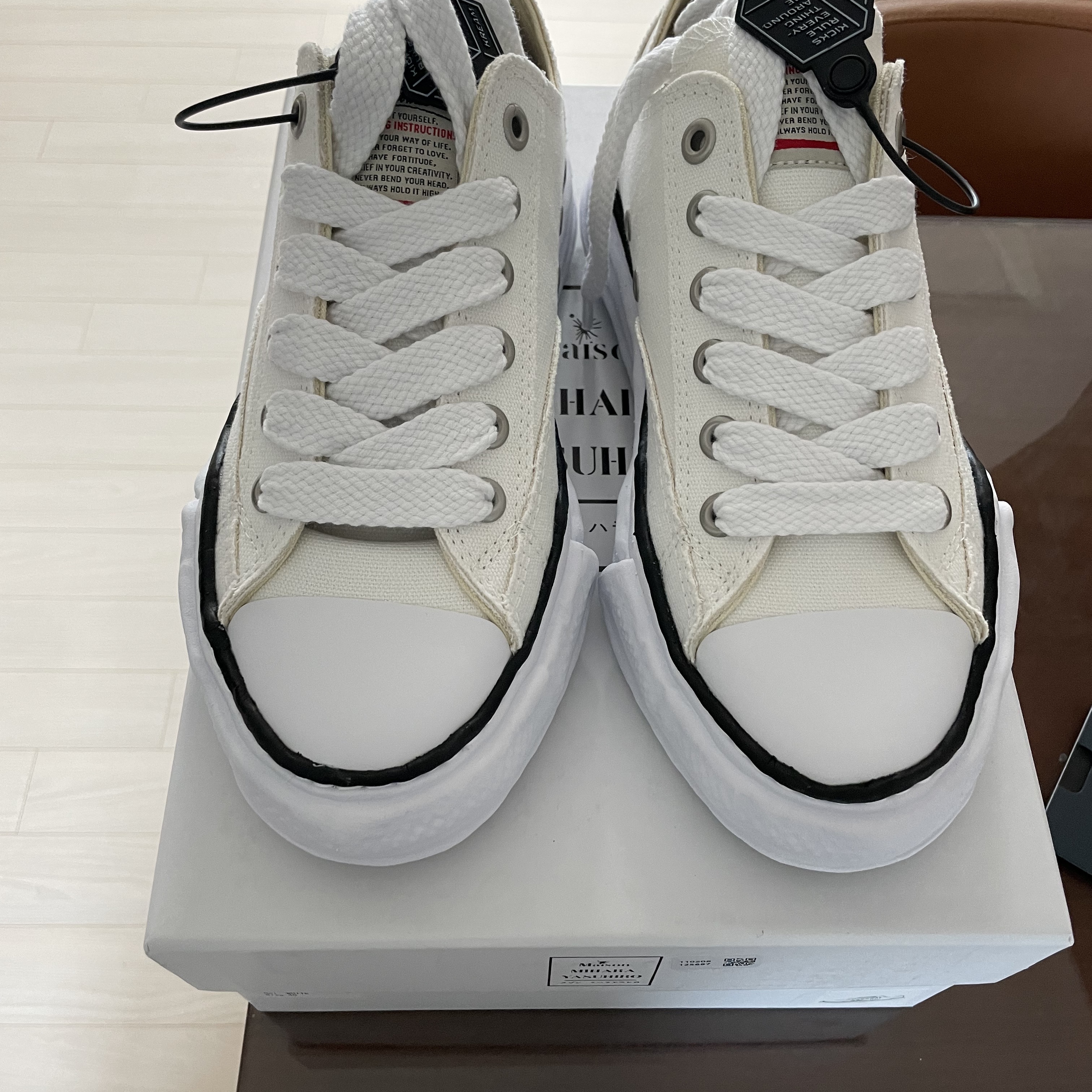 Maison Mihara Yasuhiro Peterson OG Sole Canvas Low Sneakers White 착용 스타일 - 2