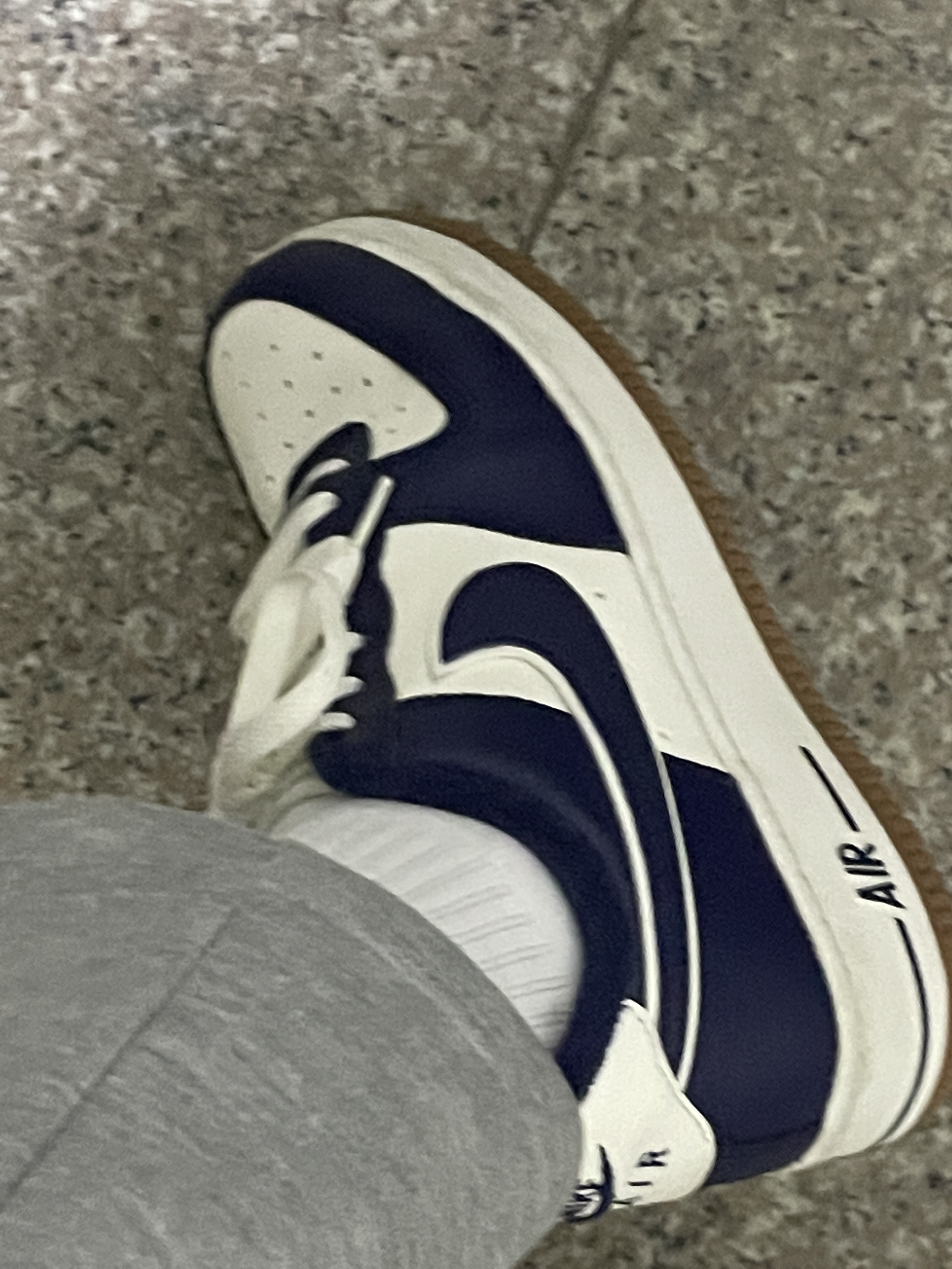 Nike Air Force 1 '07 LV8 Midnight Navy 착용 스타일 - 2
