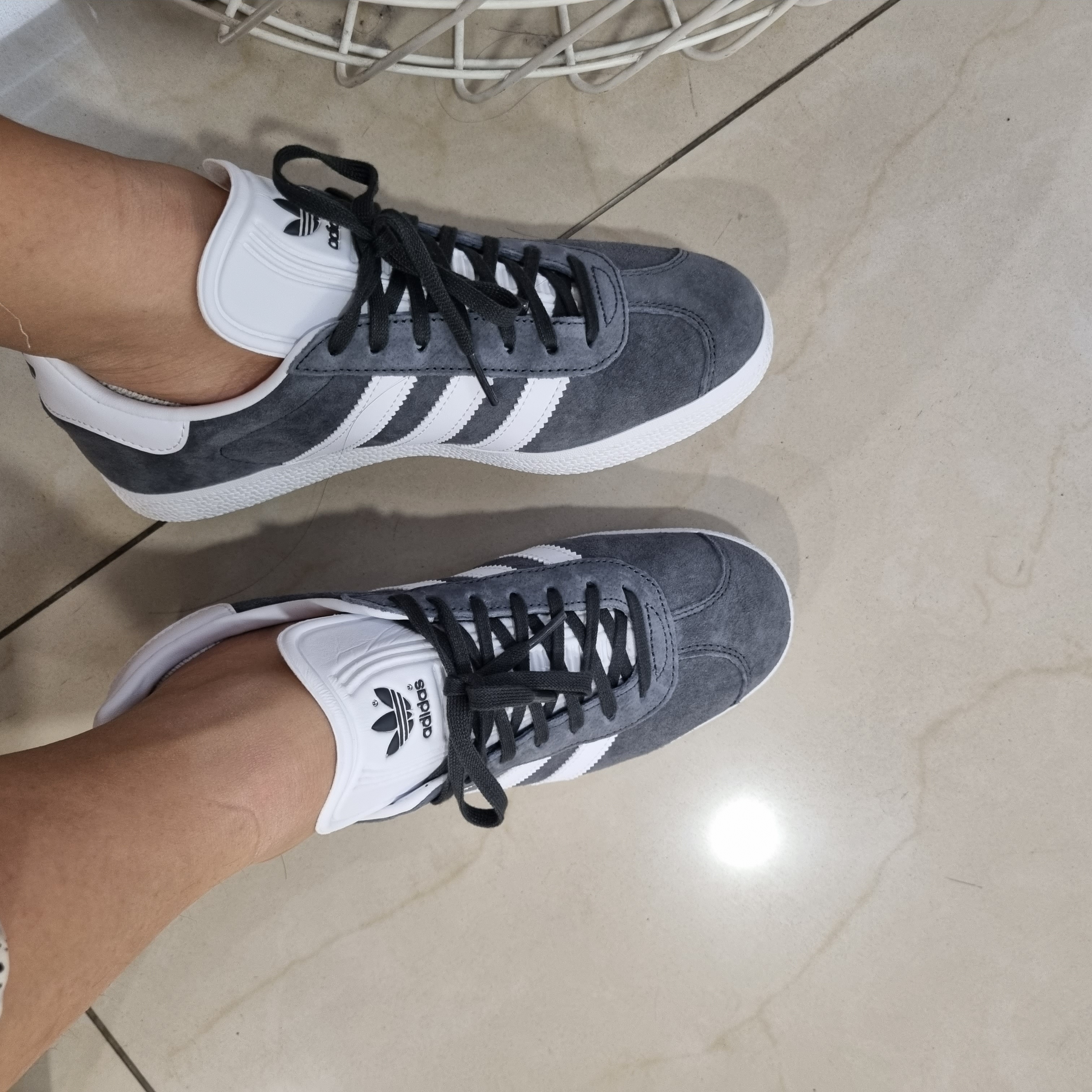 Adidas Gazelle Solid Grey 착용 스타일