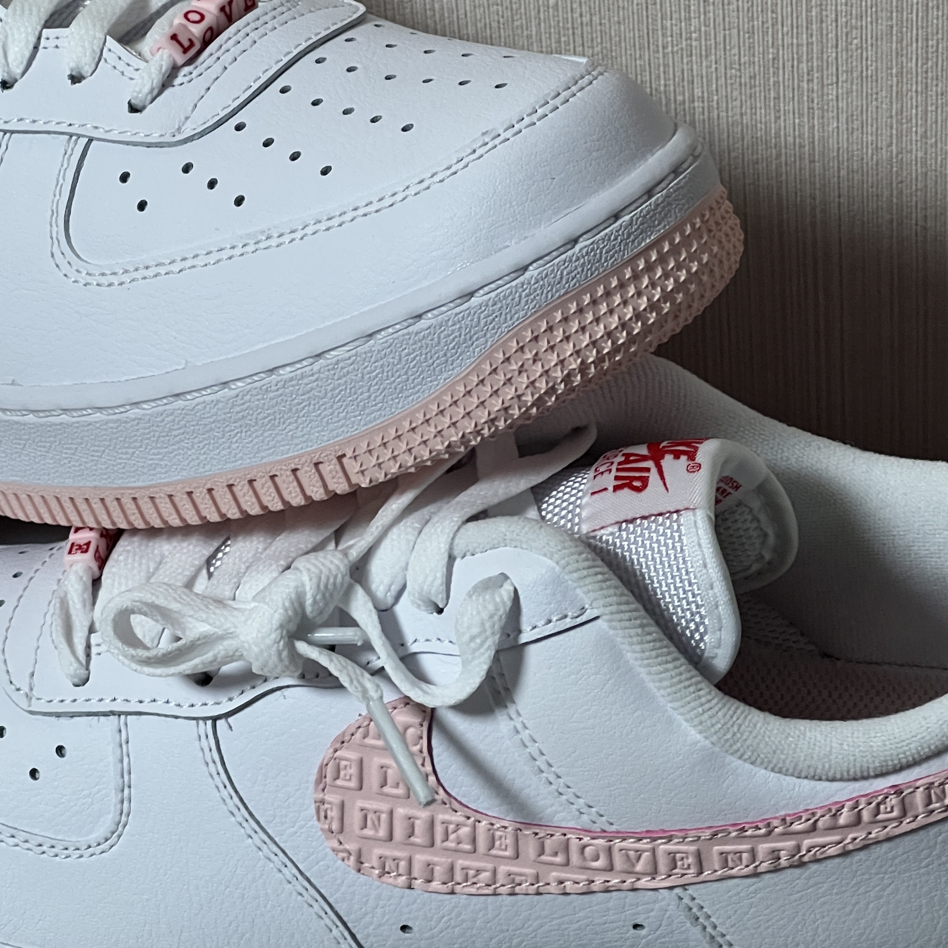 Nike Air Force 1 '07 Valentine's Day 2022 착용 스타일 - 3