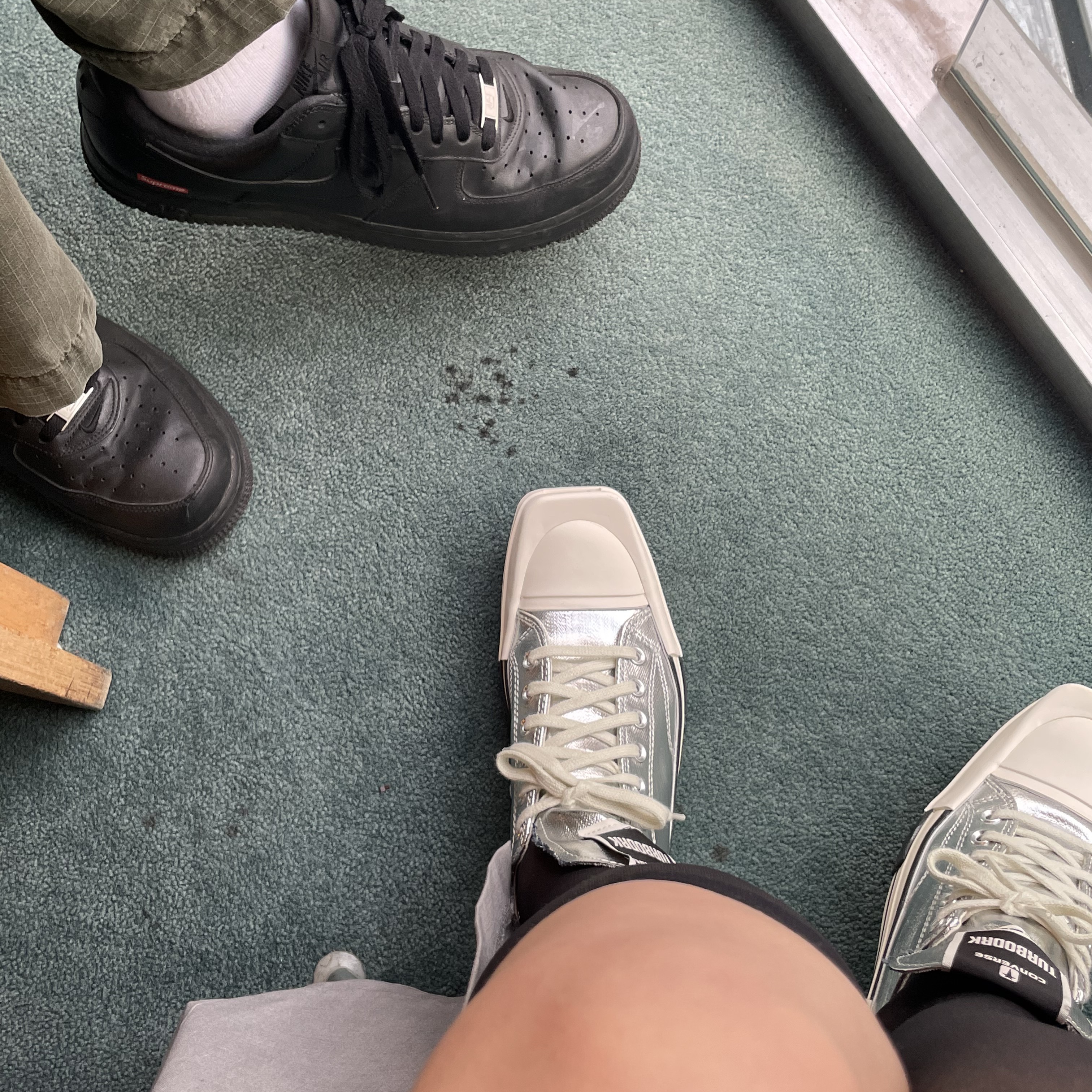 Nike x Supreme Air Force 1 Low Black, Converse x Drkshdw Turbodrk Chuck 70 Ox Silver Lacquered Denim 착용 스타일