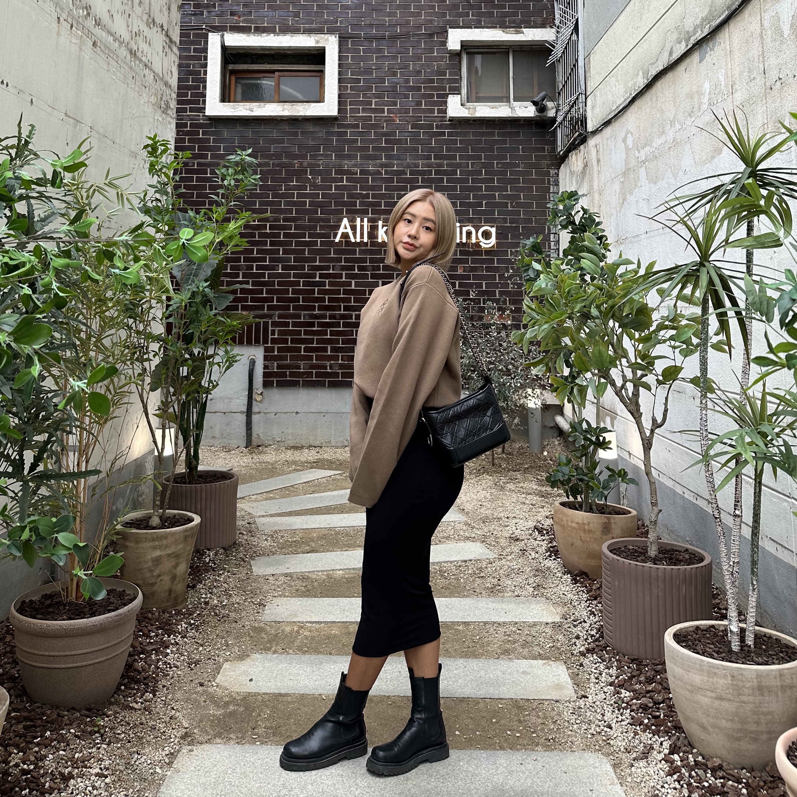 Chanel Gabrielle Small Hobo Bag Aged Calfskin & Gold Black 착용 스타일 - 2