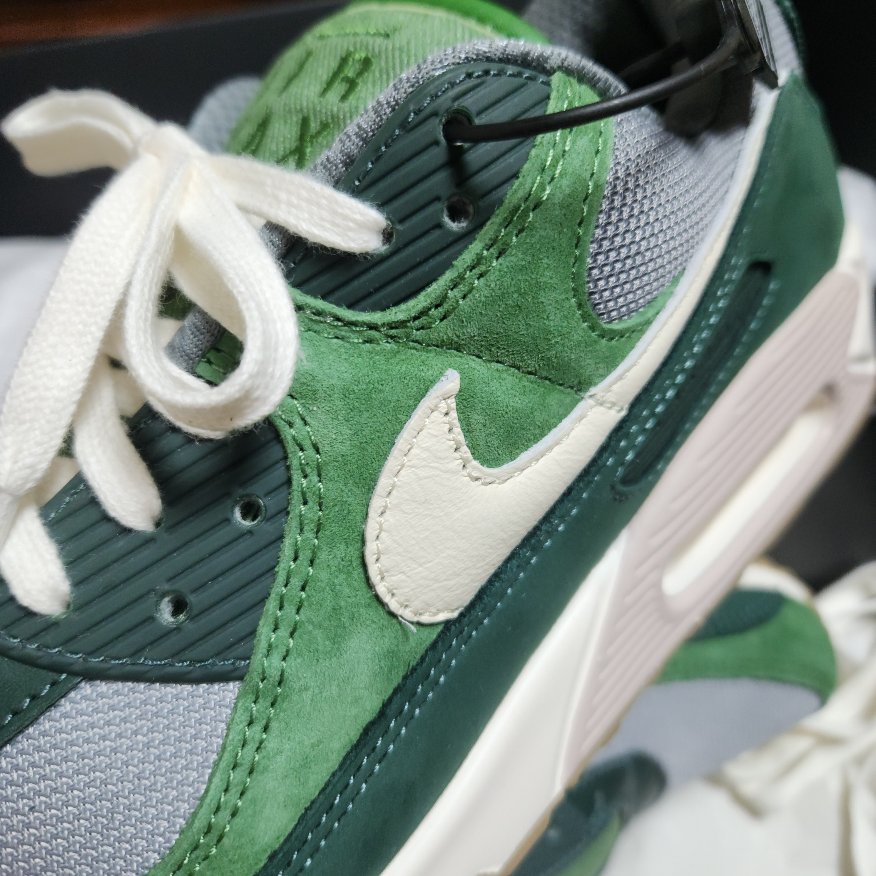Nike Air Max 90 PRM Pro Green and Pale Ivory 착용 스타일 - 2