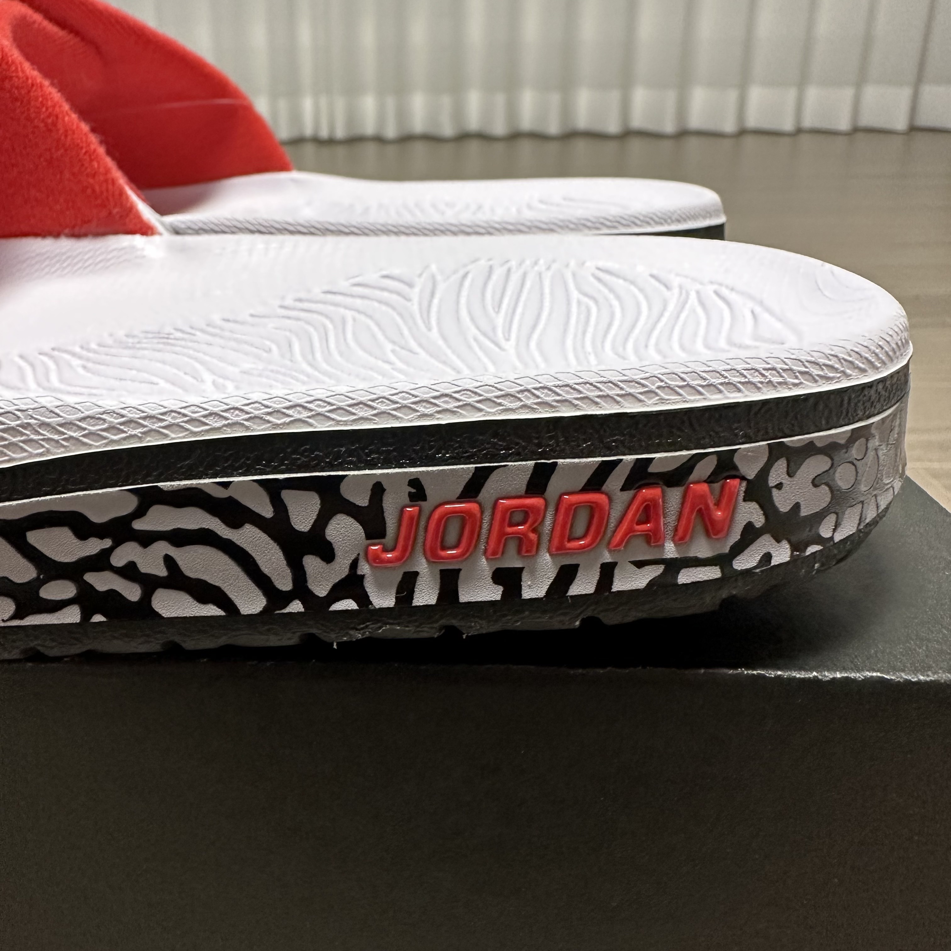 Jordan Hydro 3 Retro Cement White and University Red 착용 스타일 - 3