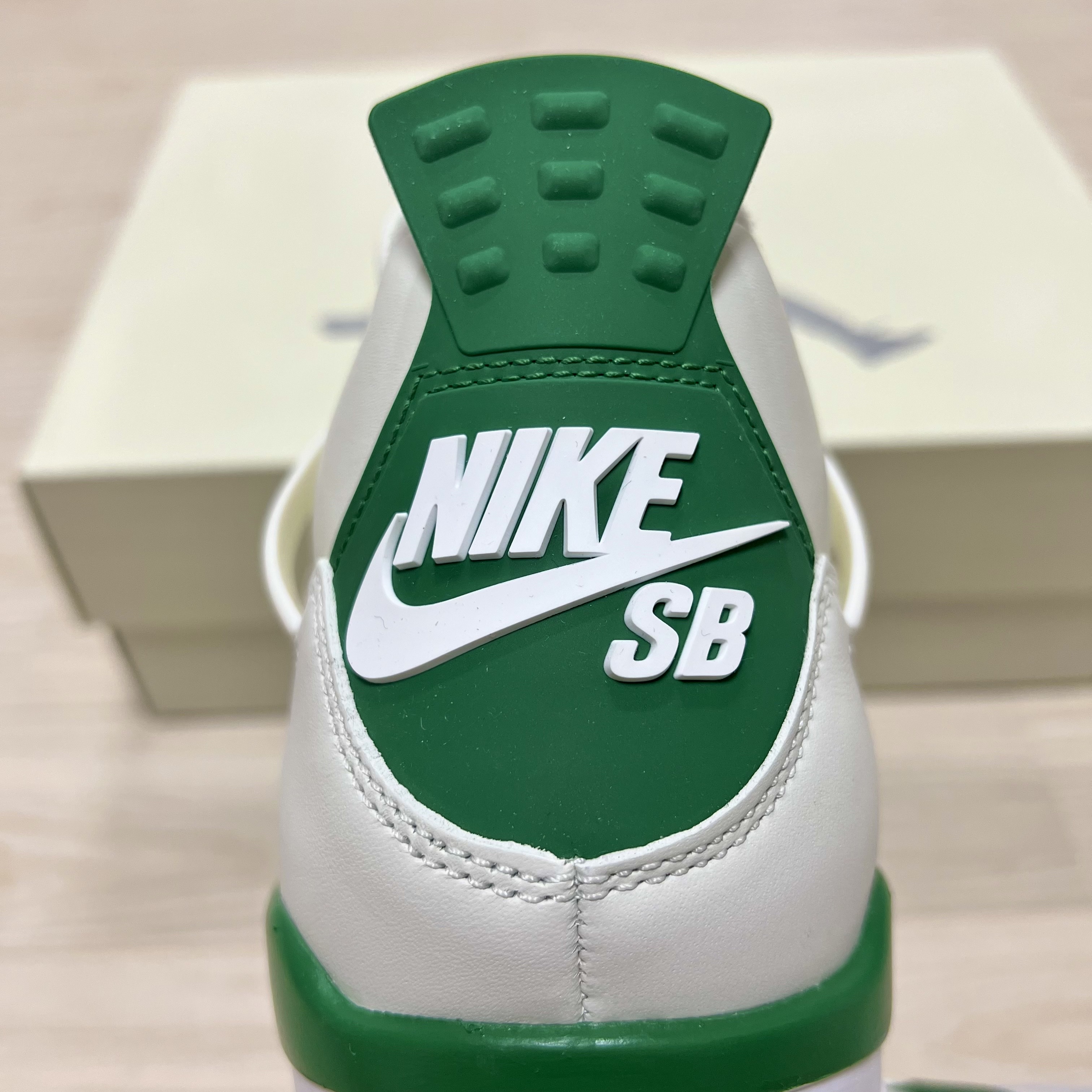 Jordan 4 x Nike SB Retro SP Pine Green 착용 스타일 - 1