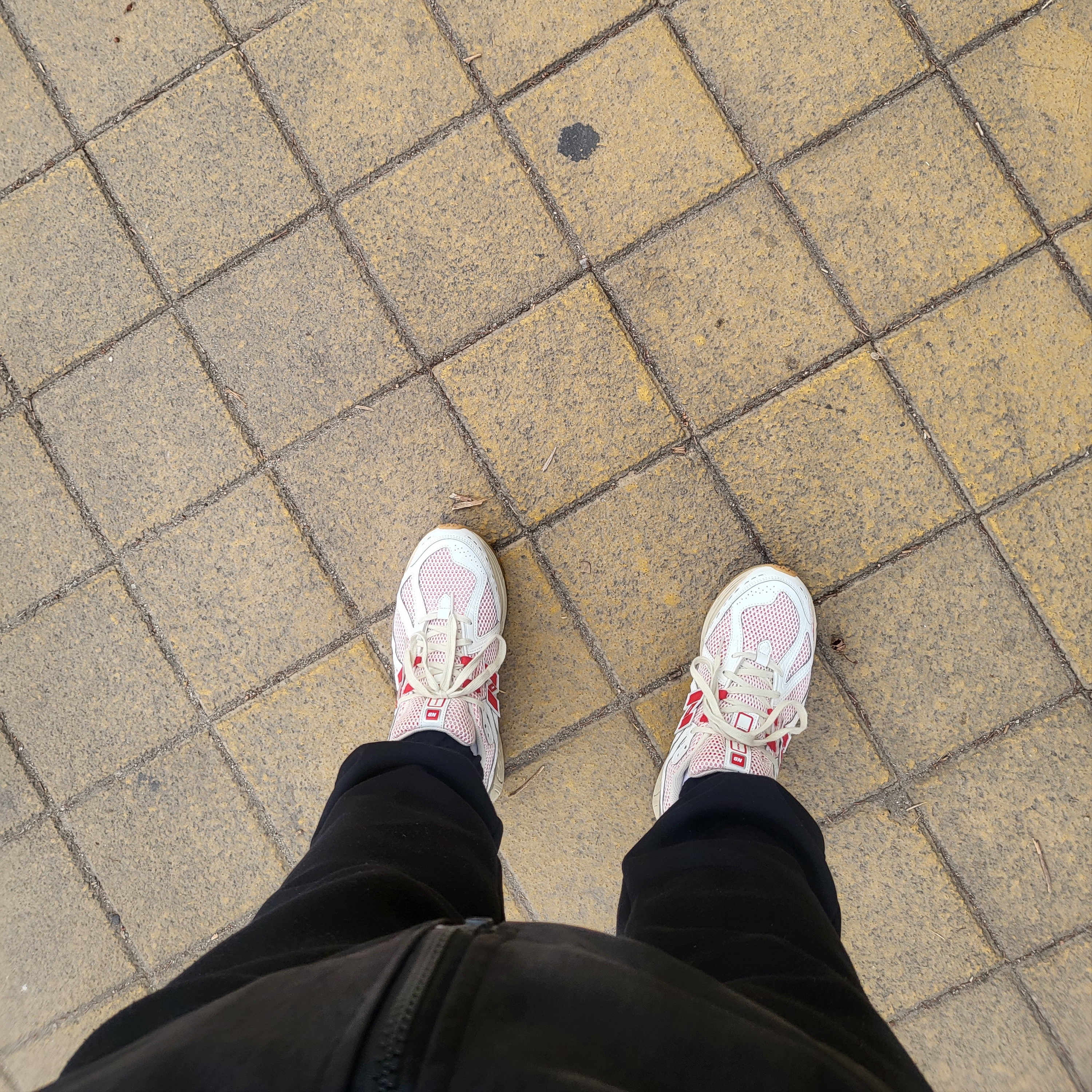 New Balance 1906R White Red 착용 스타일