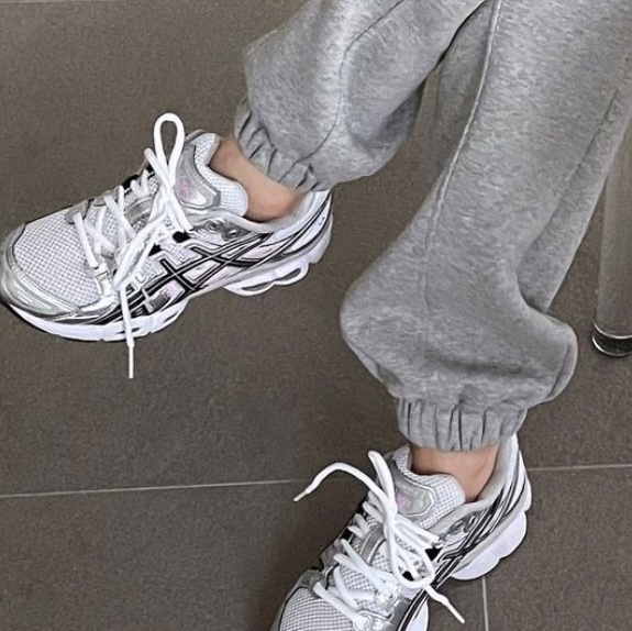 (W) Asics Gel-Nimbus 9 White Black 착용 스타일