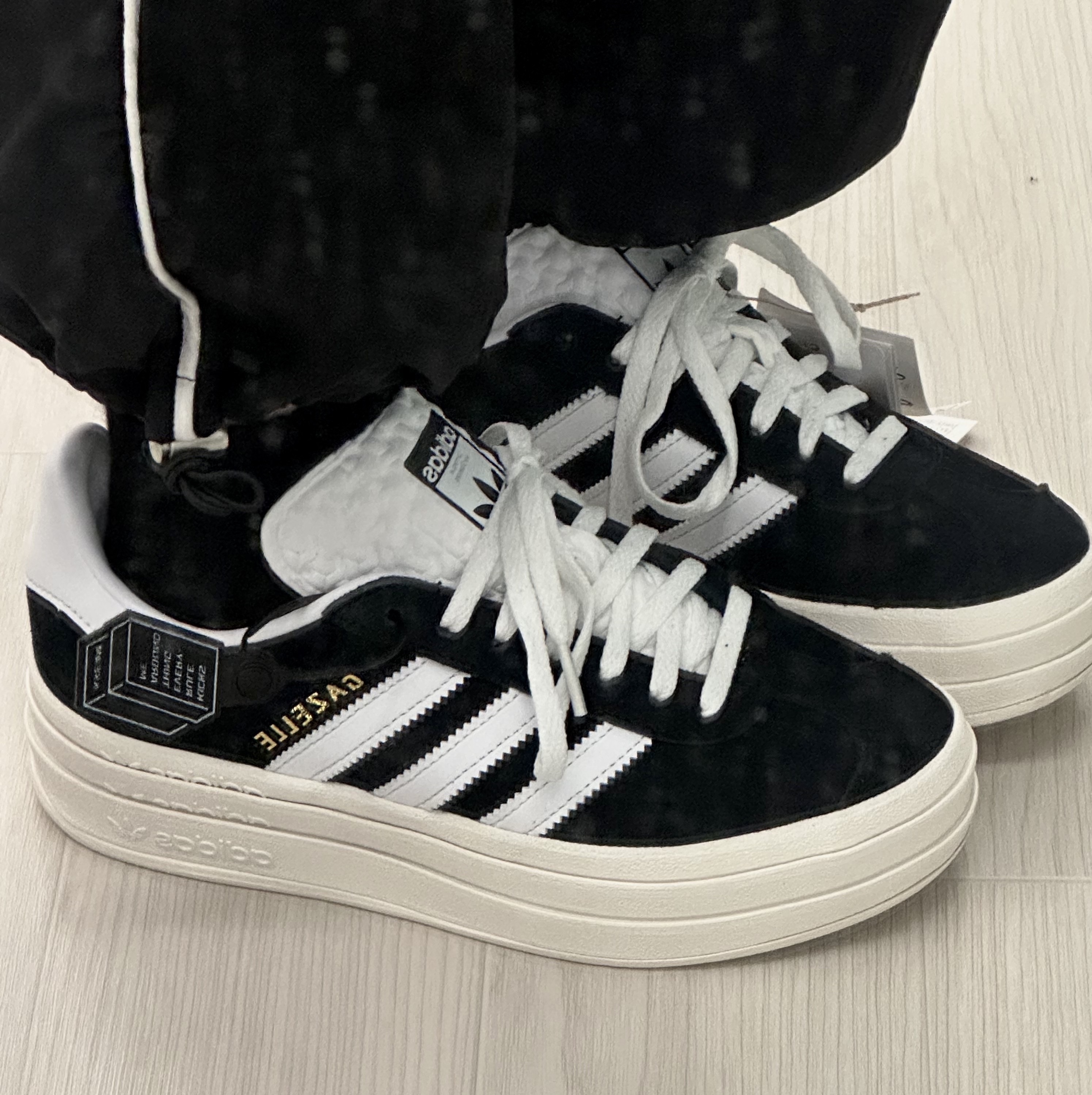 (W) Adidas Gazelle Bold Core Black Cloud White 착용 스타일