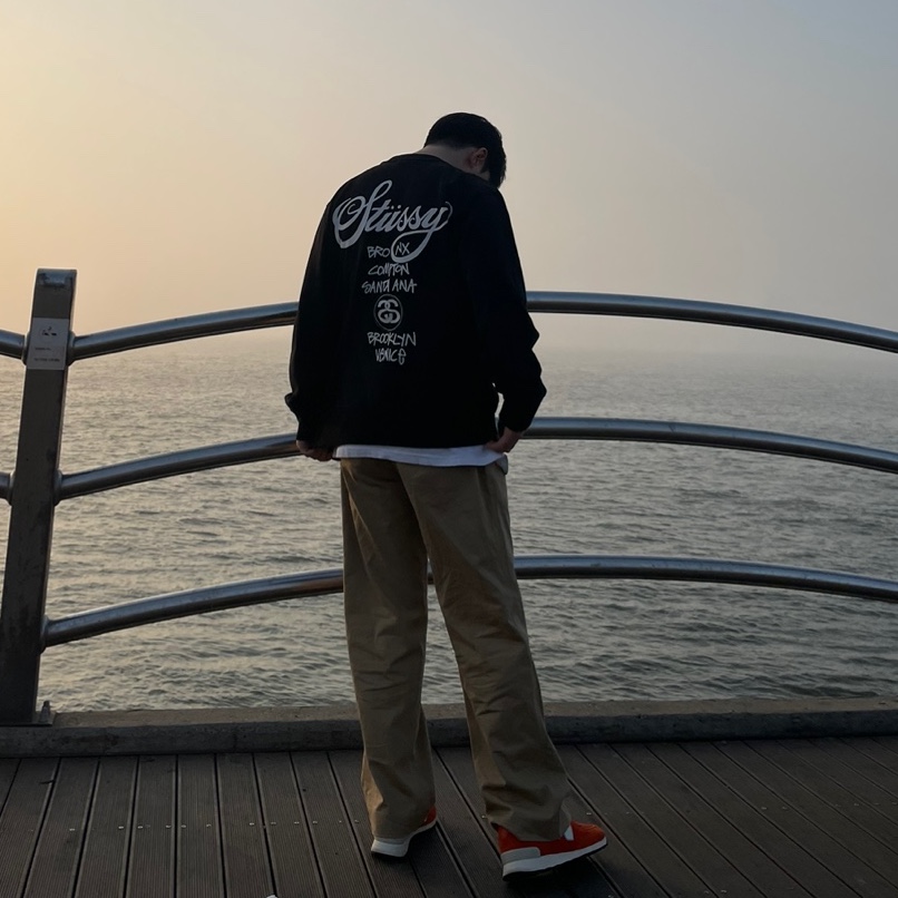 Stussy World Tour Crew Black 2022, New Balance x Size? 574 College Pack Orange 착용 스타일