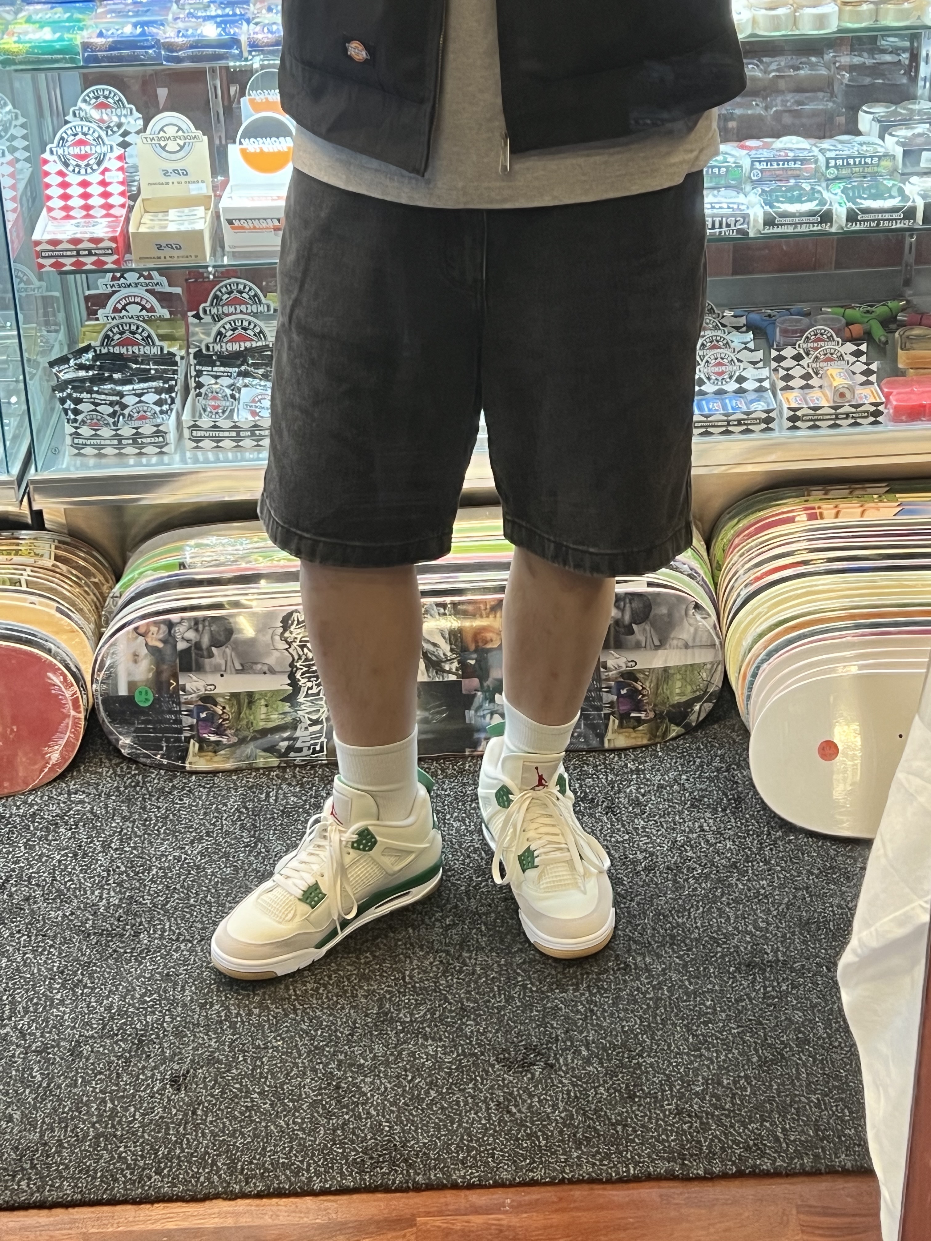 Jordan 4 x Nike SB Retro SP Pine Green 착용 스타일