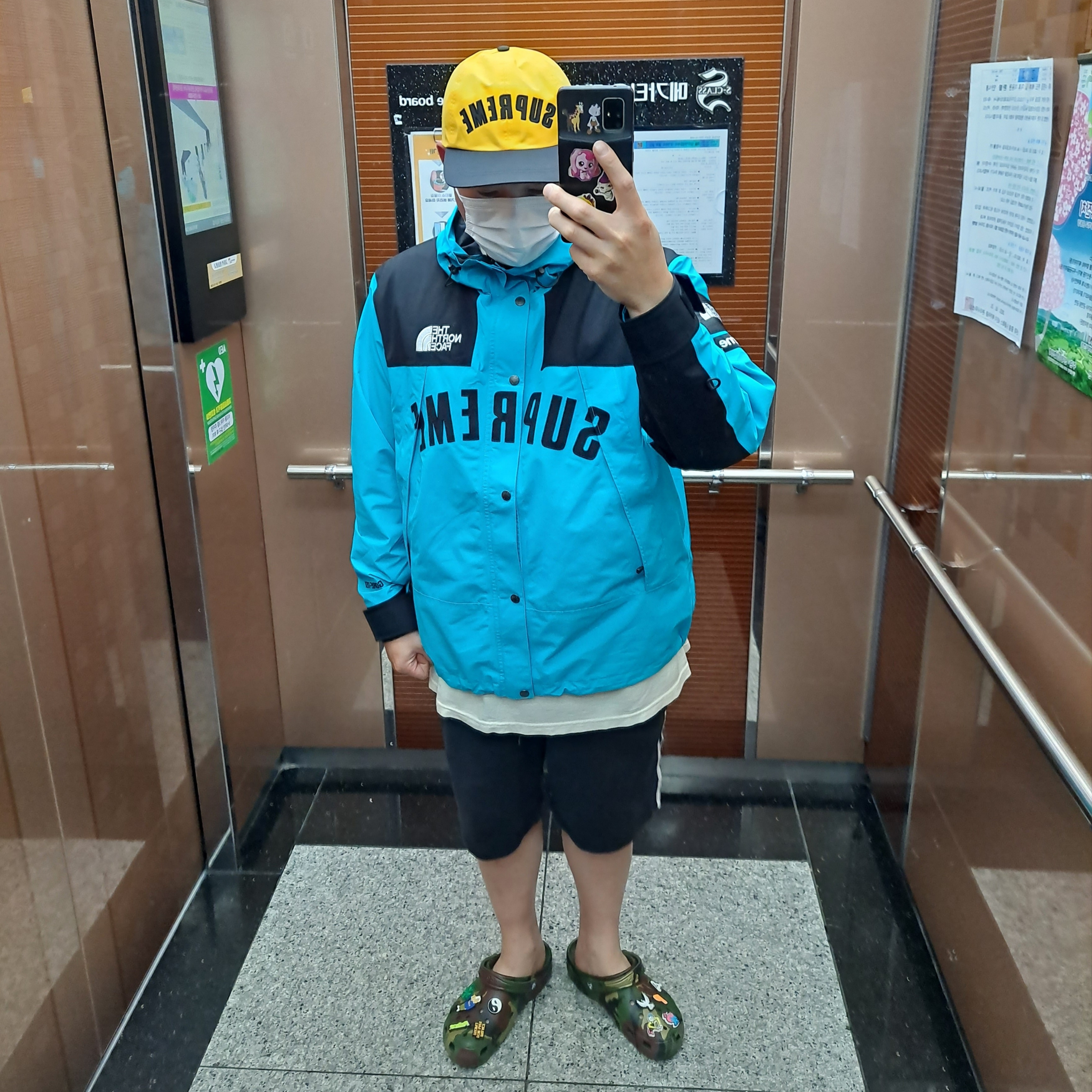 Supreme x The North Face Arc Logo Mountain Parka Teal - 19SS, New Balance 990v3 Made in USA Sea Salt 착용 스타일 - 2