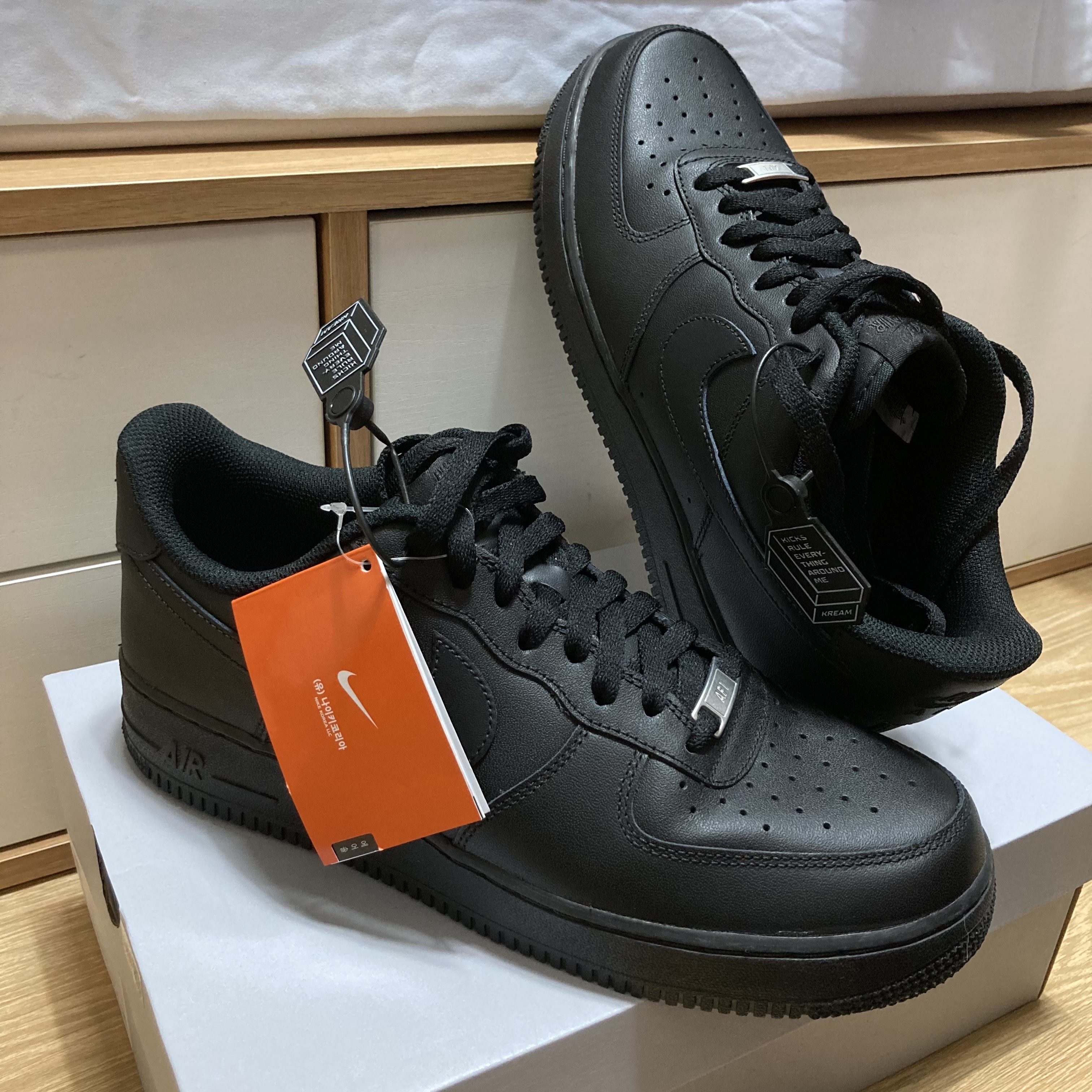 Nike Air Force 1 '07 Low Triple Black 착용 스타일