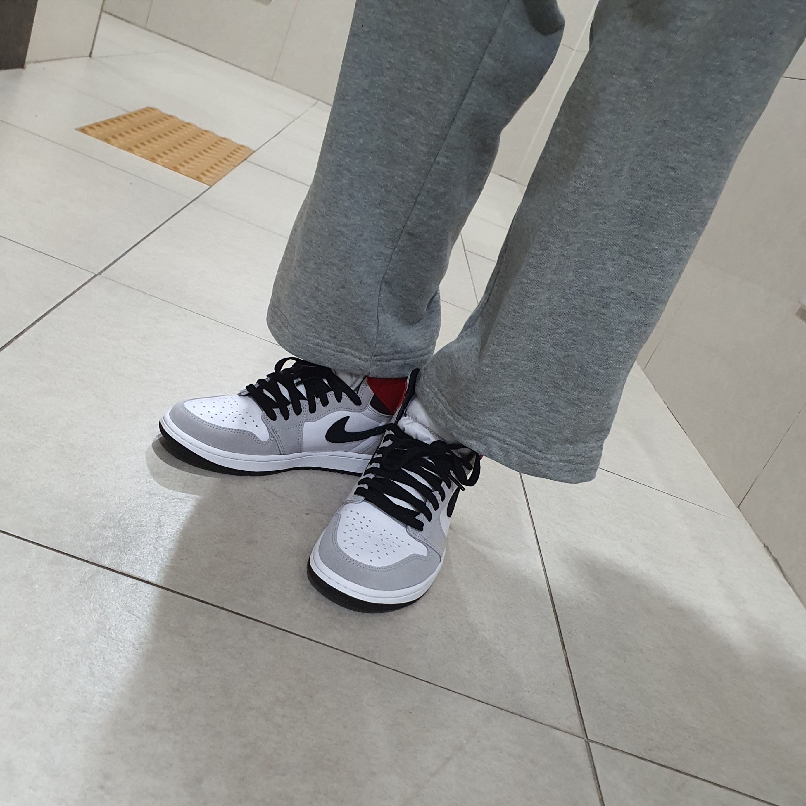 Jordan 1 Retro High OG Light Smoke Grey 착용 스타일 - 1