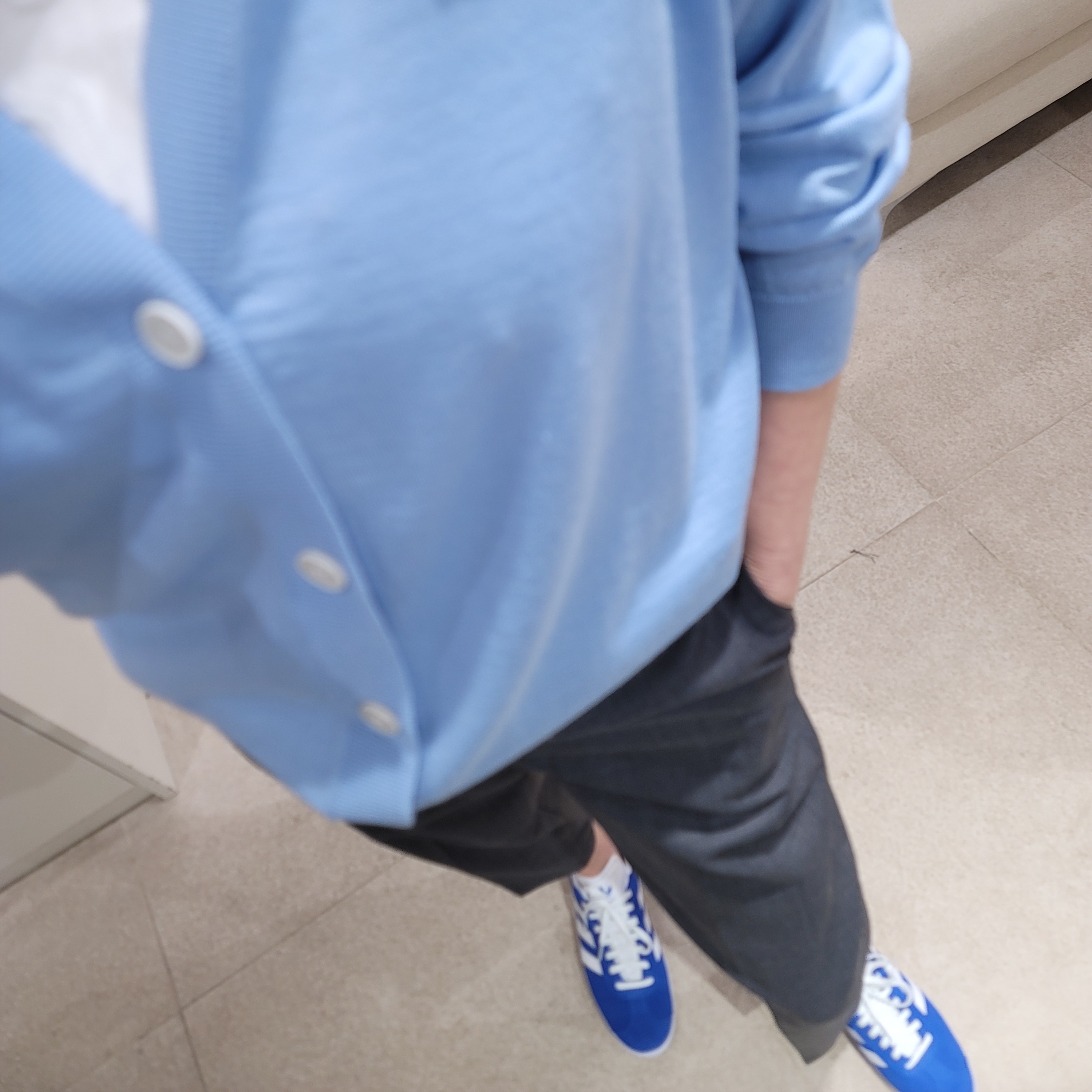 Adidas Gazelle Blue 착용 스타일 - 2