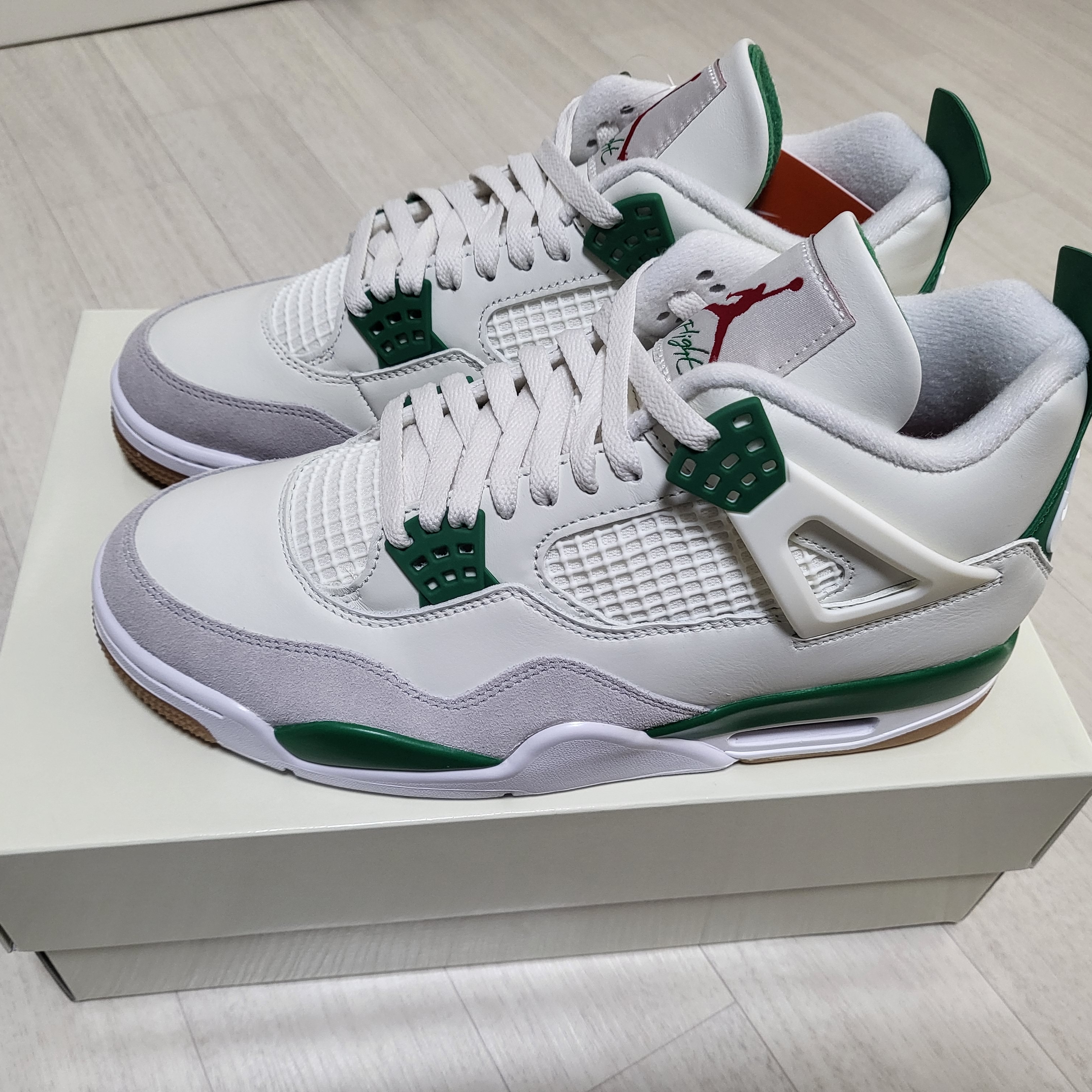 Jordan 4 x Nike SB Retro SP Pine Green 착용 스타일 - 1