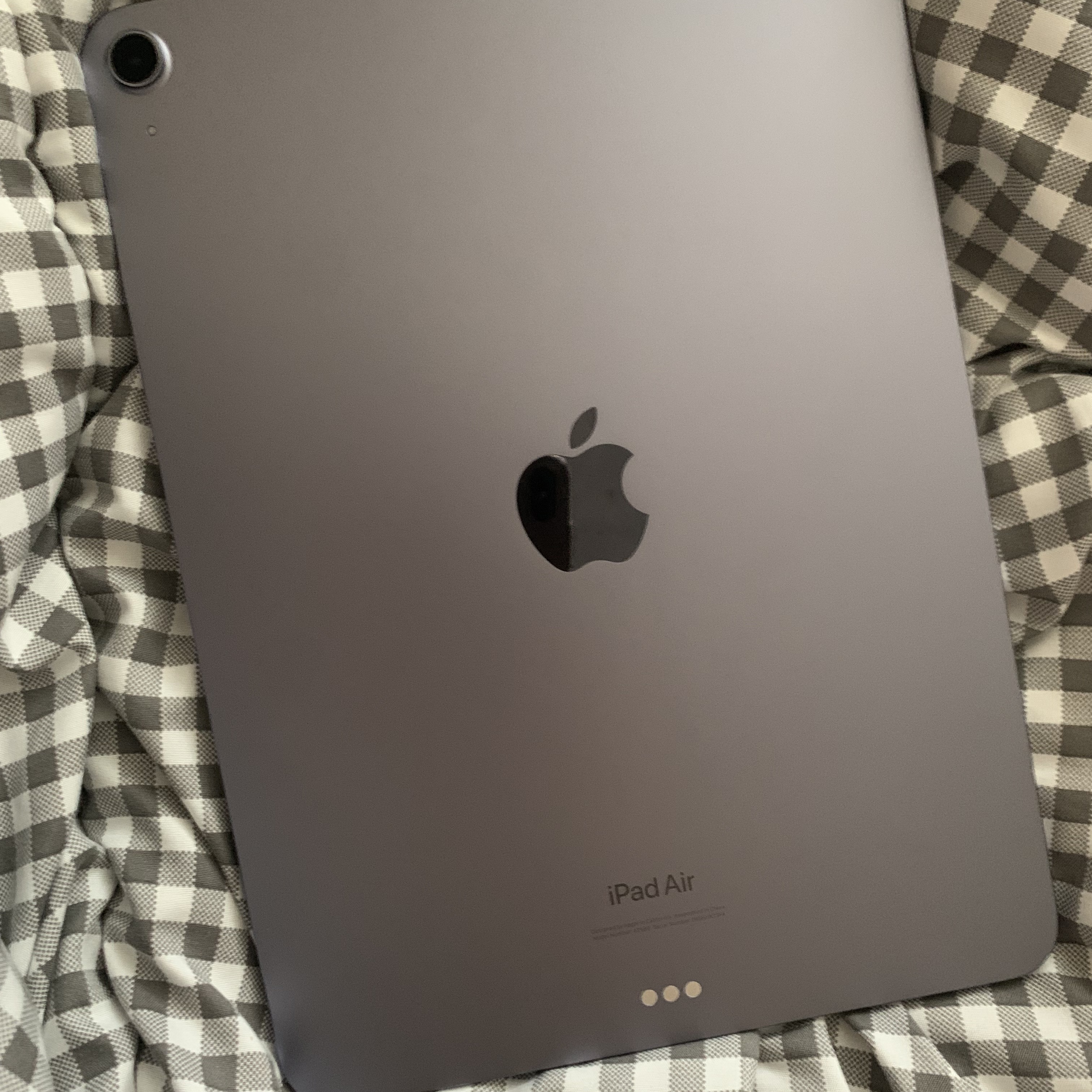 Apple iPad Air 5th Gen Wifi 64GB Purple (Korean Ver.) 착용 스타일 - 2