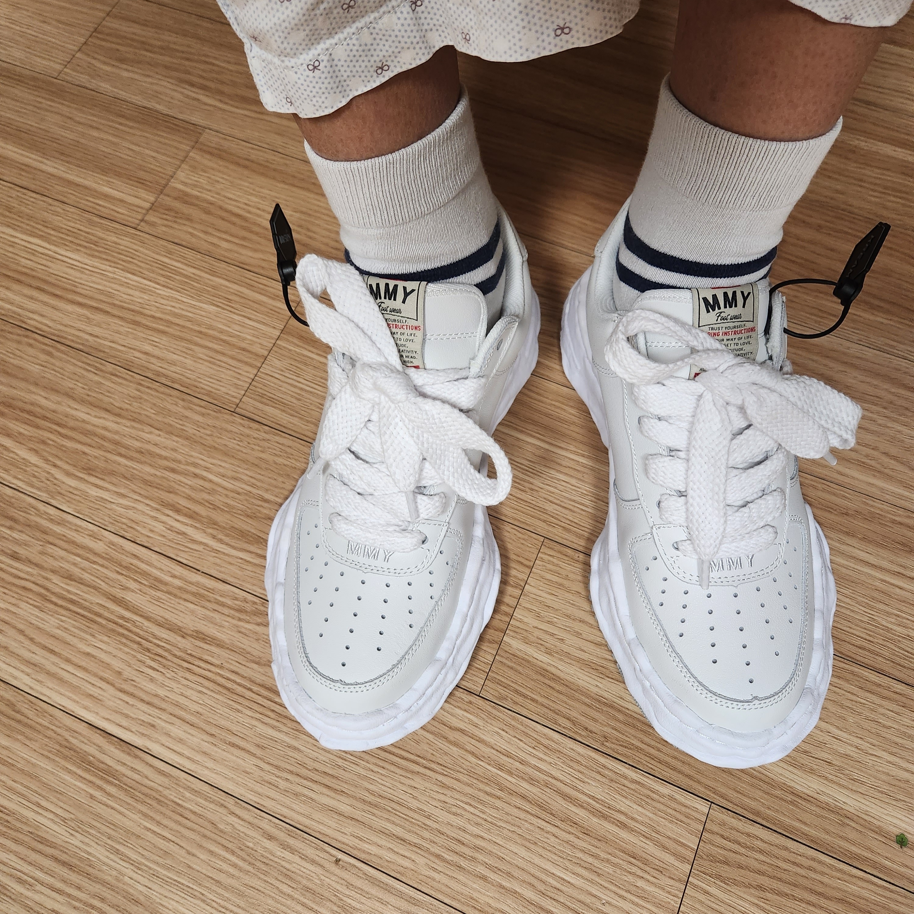 Maison Mihara Yasuhiro Wayne OG Sole Leather Low-top Sneakers White 착용 스타일 - 2