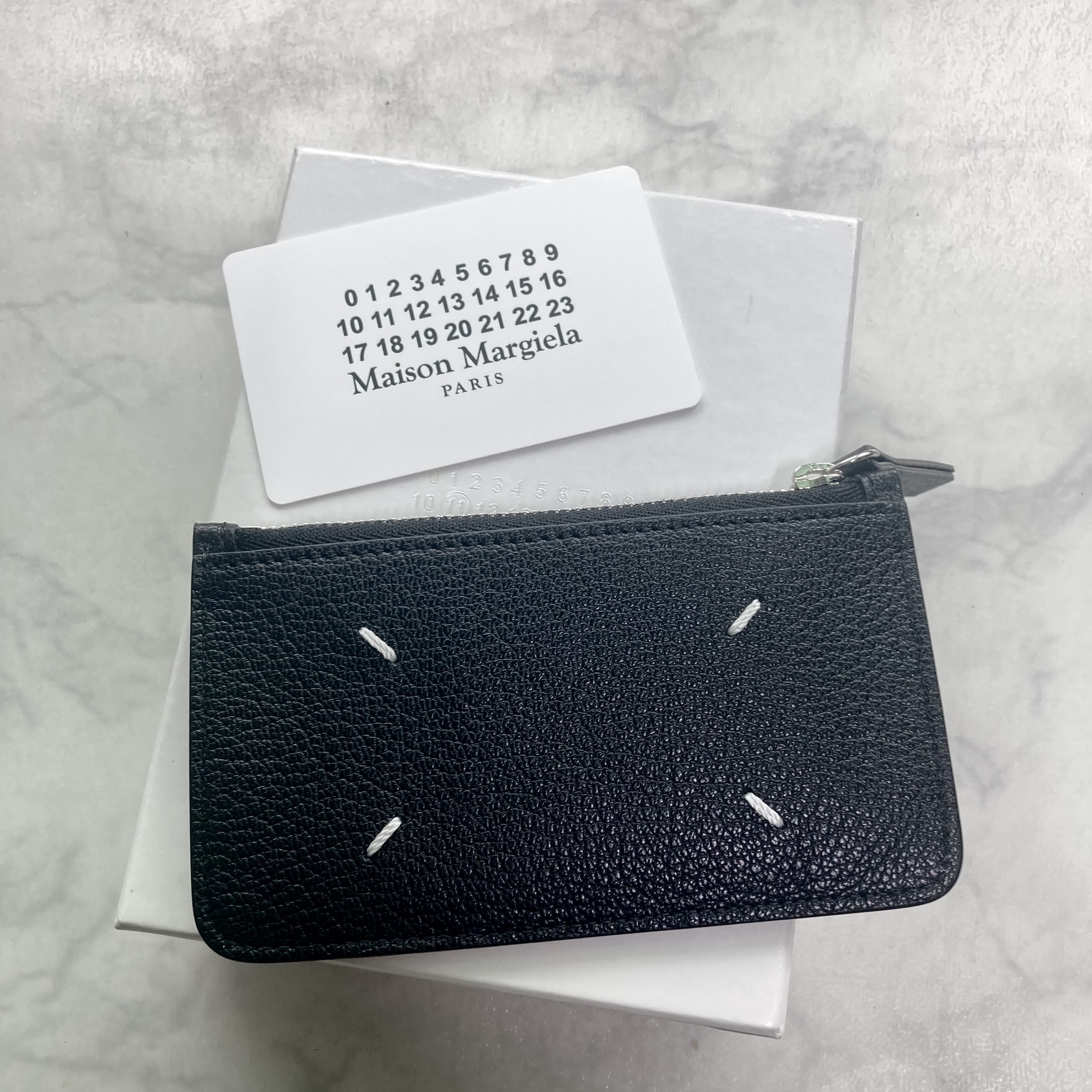 Maison Margiela Stitch Zipped Card Holder Black 착용 스타일