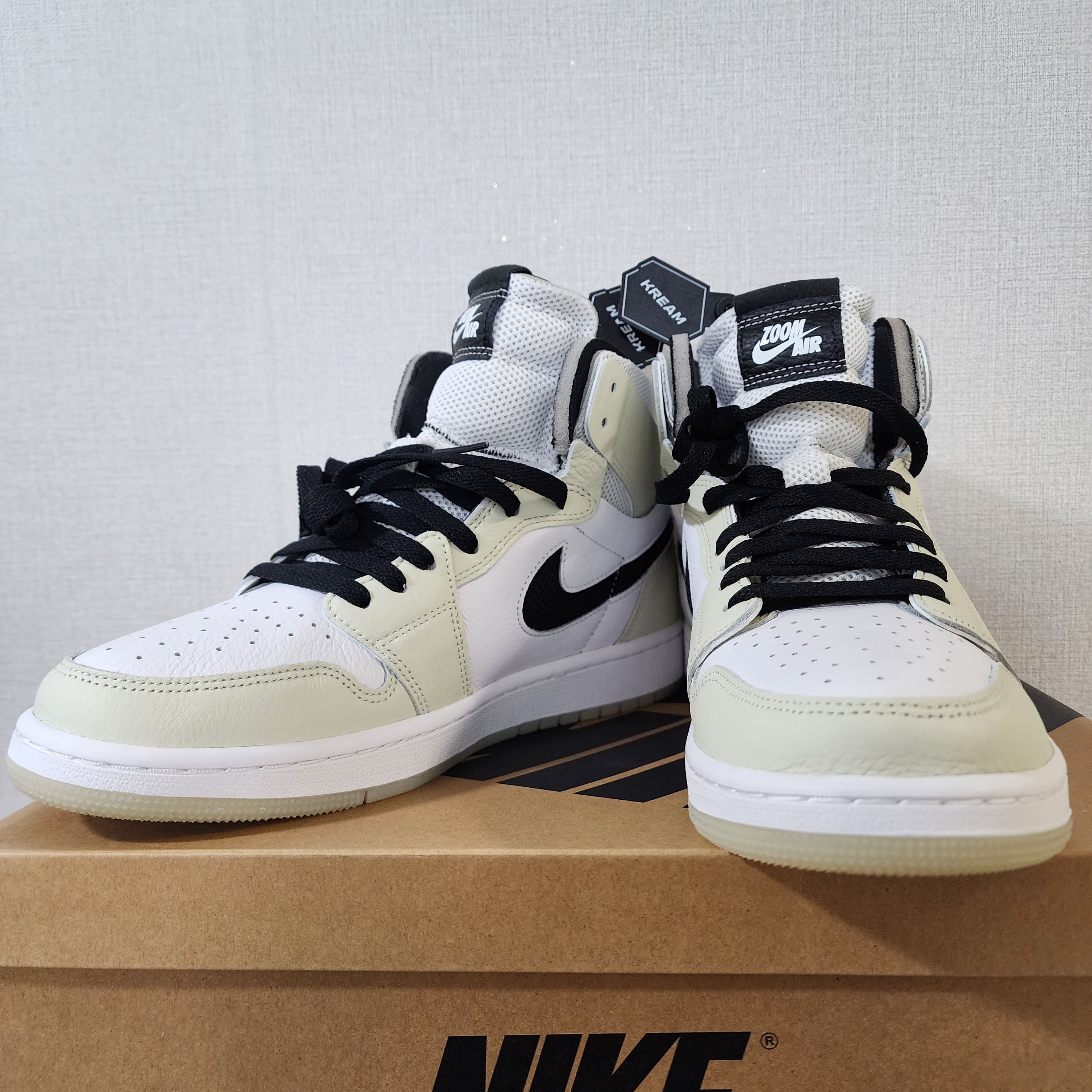 (W) Jordan 1 Zoom Air CMFT Light Bone 착용 스타일 - 1