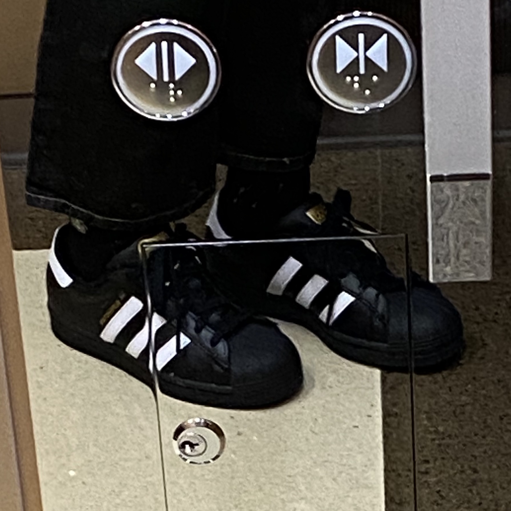Adidas Superstar Core Black White 착용 스타일