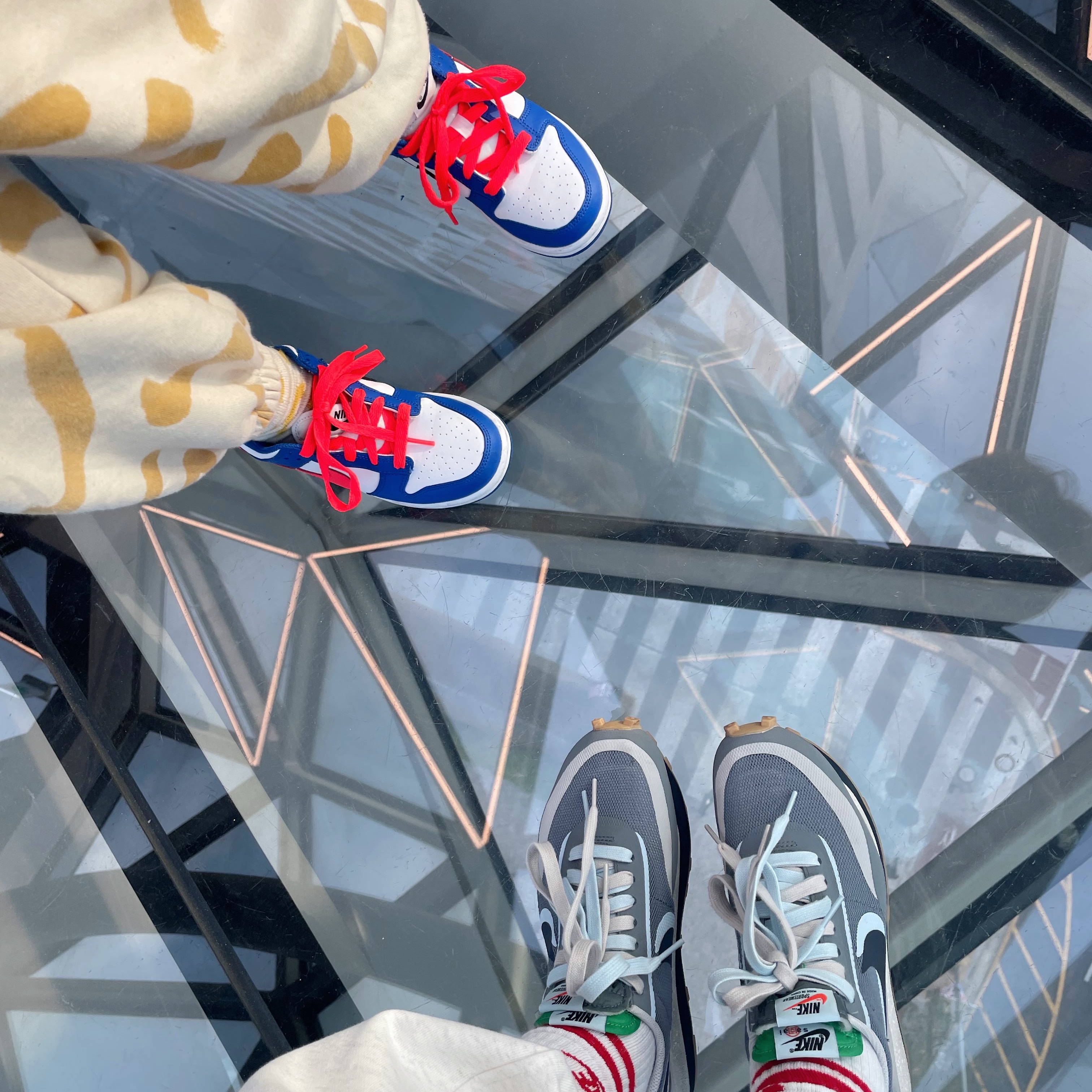Nike x Sacai x Clot LDWaffle Cool Grey, (PS) Nike Dunk Low Bright Crimson Game Royal 착용 스타일