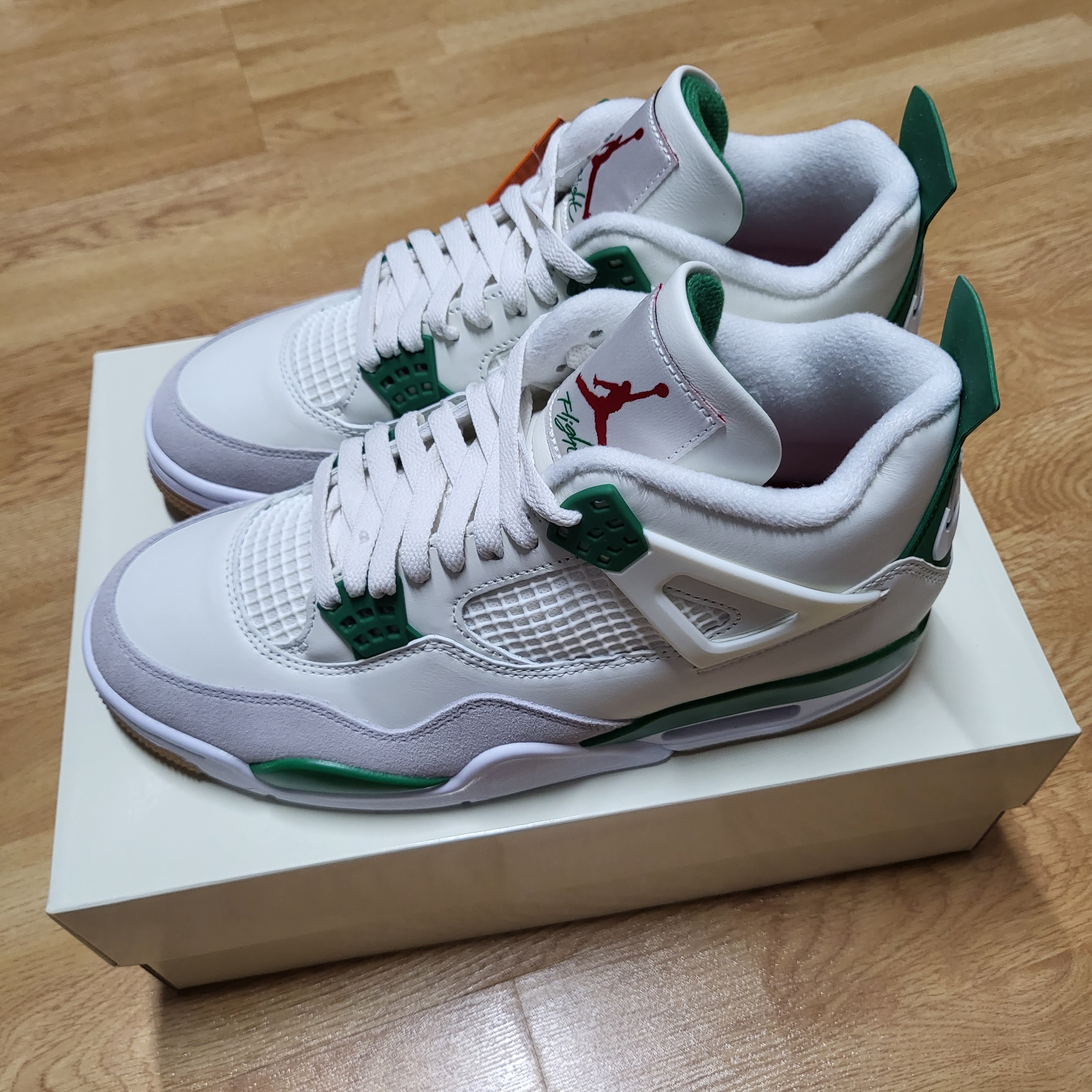 Jordan 4 x Nike SB Retro SP Pine Green 착용 스타일 - 1