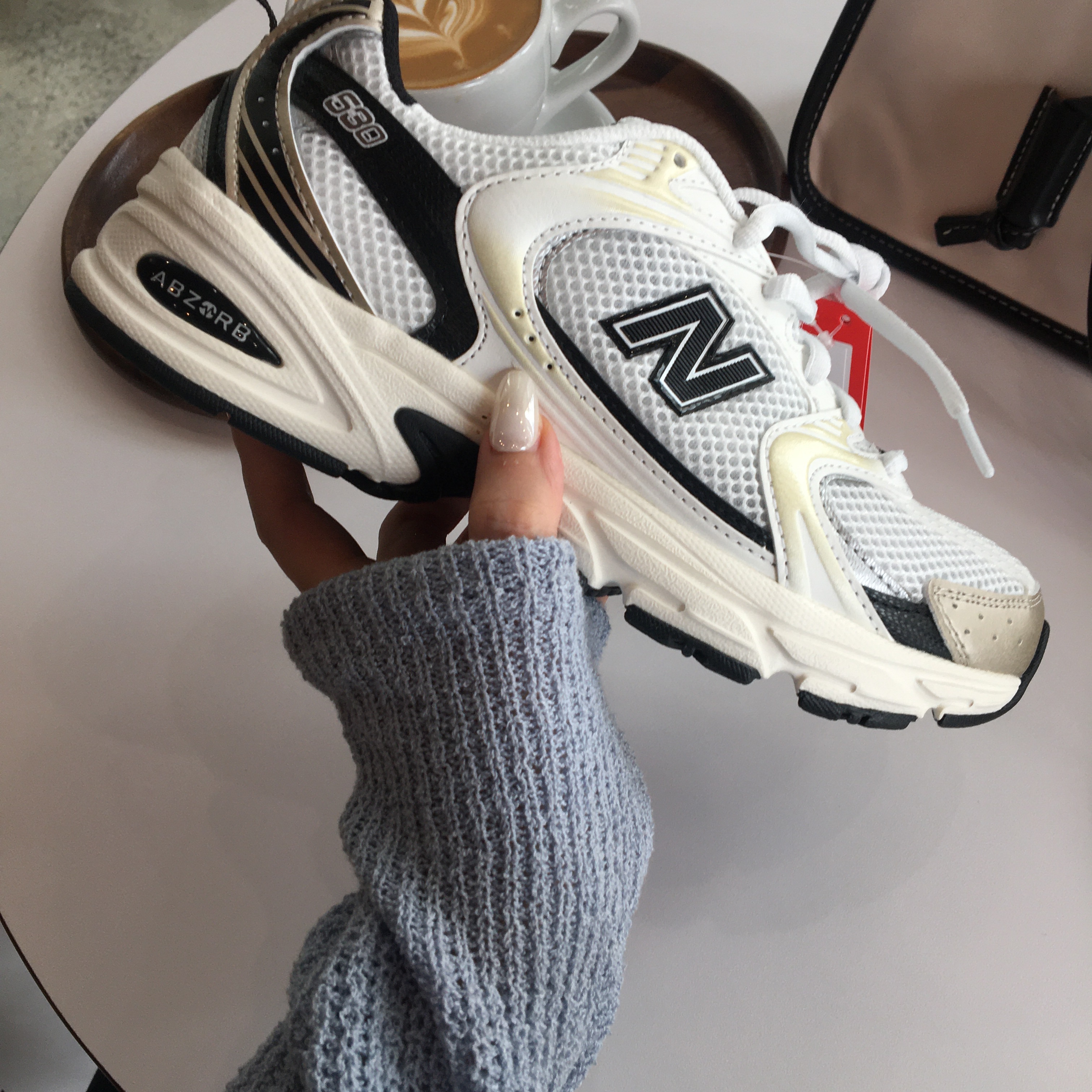 New Balance 530 White Gold 착용 스타일 - 5