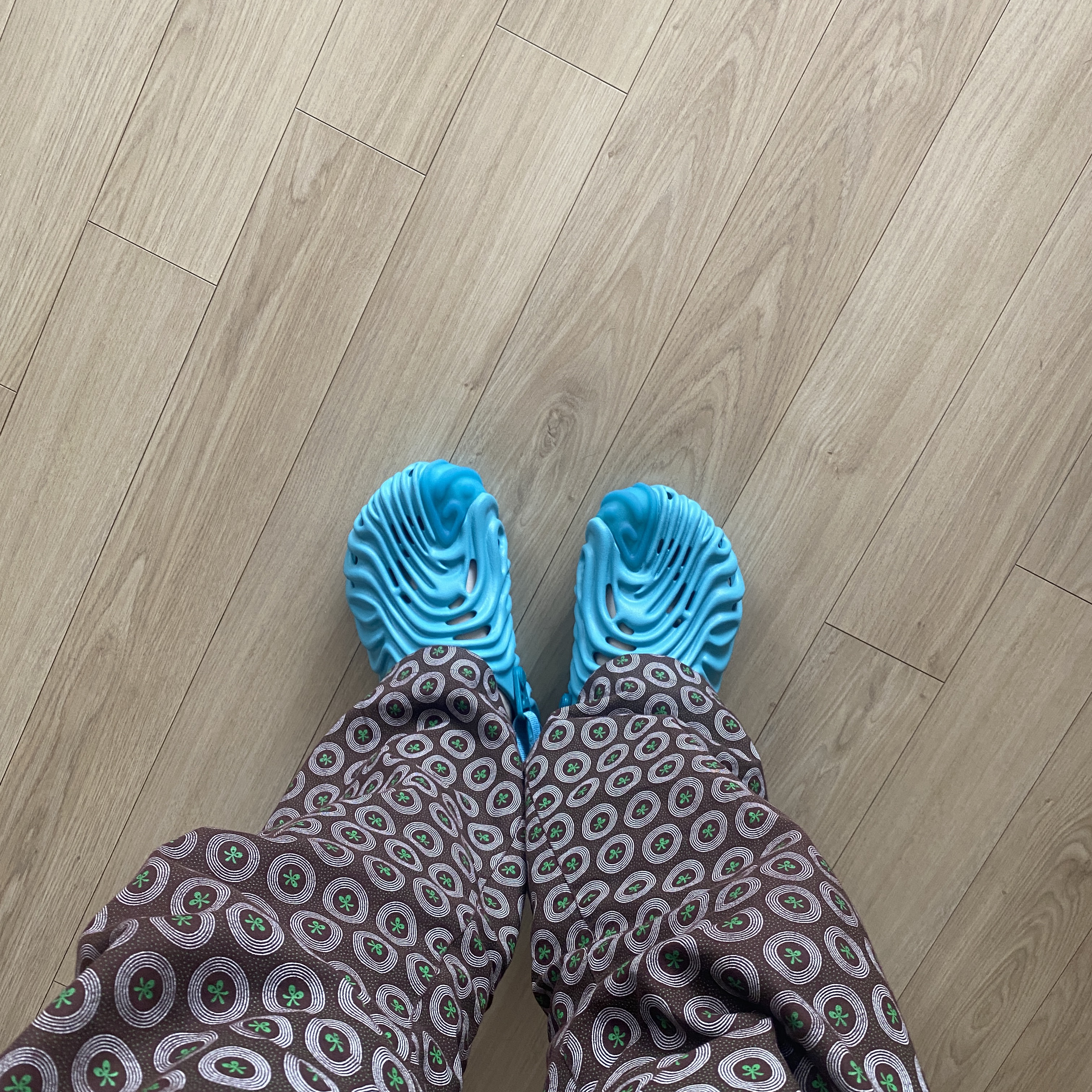 Crocs x Salehe Bembury Pollex Clog Tide 착용 스타일 - 1