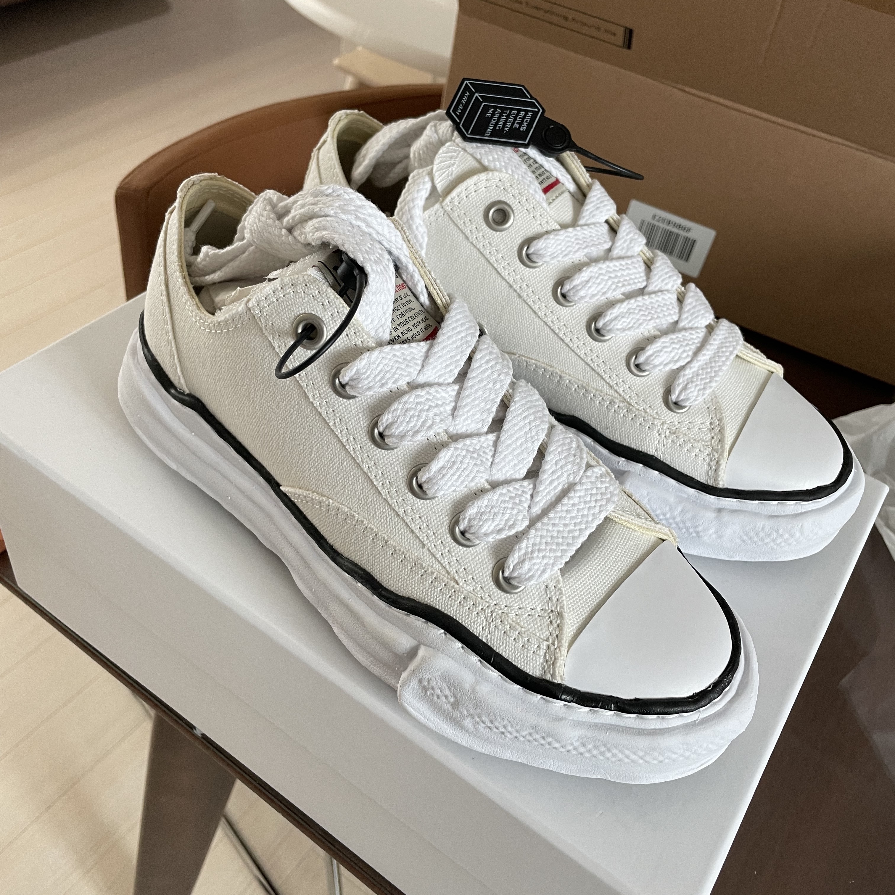 Maison Mihara Yasuhiro Peterson OG Sole Canvas Low Sneakers White 착용 스타일 - 1