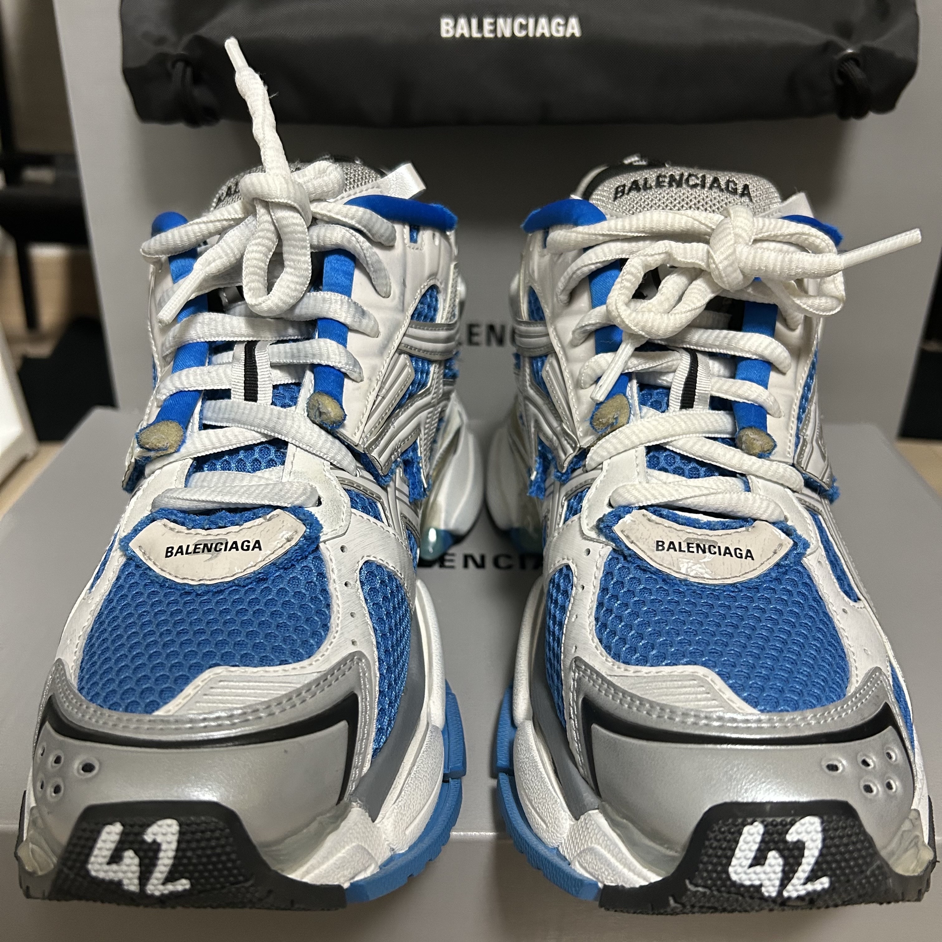Balenciaga Runner Sneakers Blue White, Balenciaga Defender Sneakers Black 착용 스타일 - 5