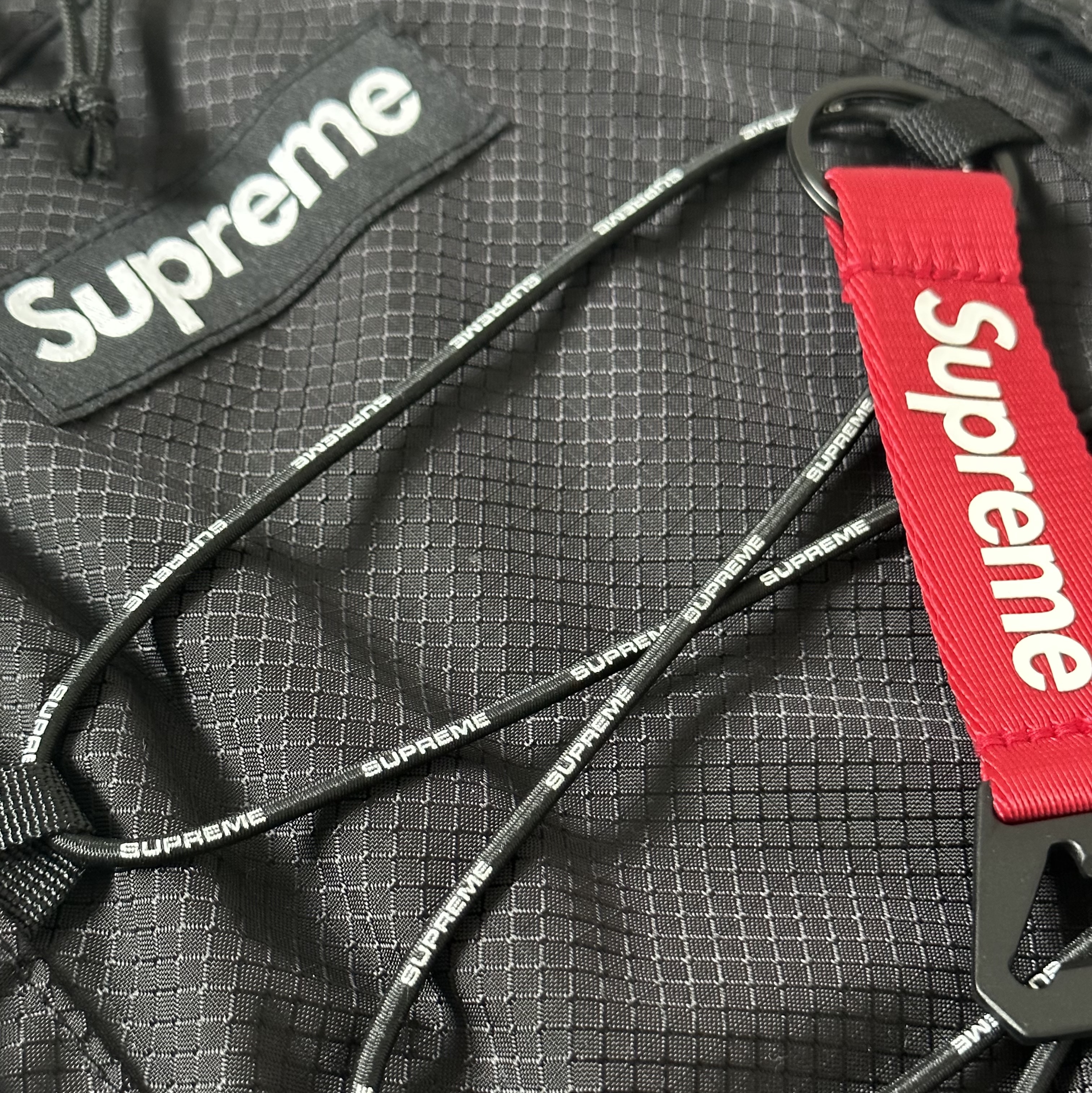 Supreme Bottle Opener Webbing Keychain Red - 21FW, Supreme Backpack Black - 22SS 착용 스타일