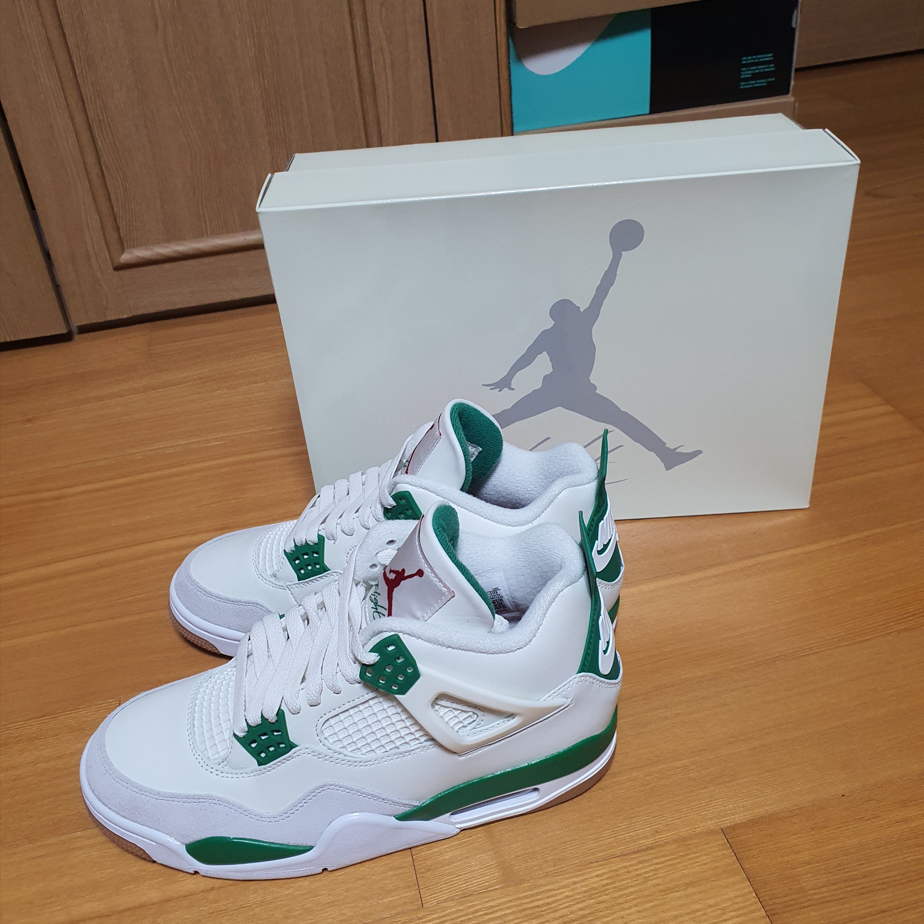 Jordan 4 x Nike SB Retro SP Pine Green 착용 스타일 - 1