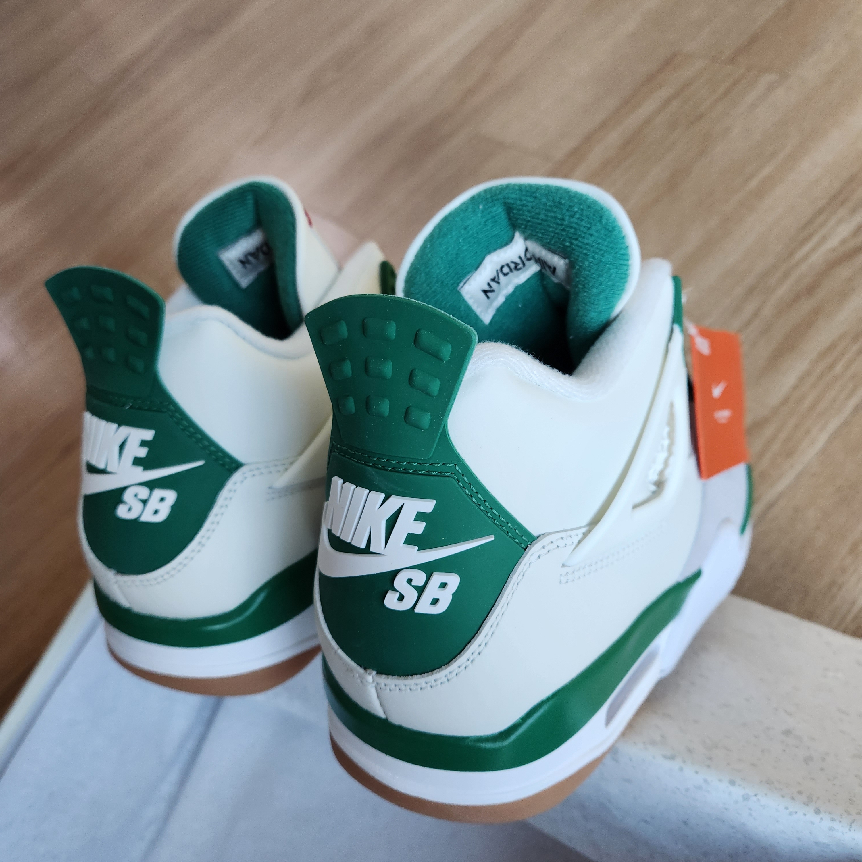 Jordan 4 x Nike SB Retro SP Pine Green 착용 스타일 - 1
