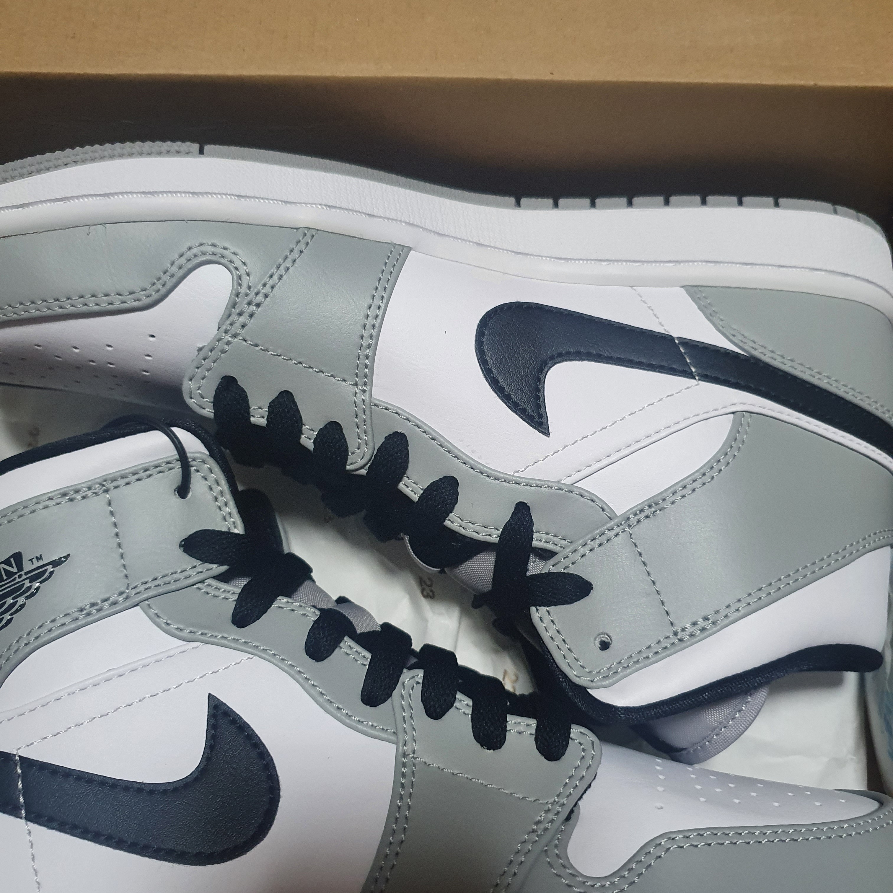 Jordan 1 Mid Light Smoke Grey 착용 스타일