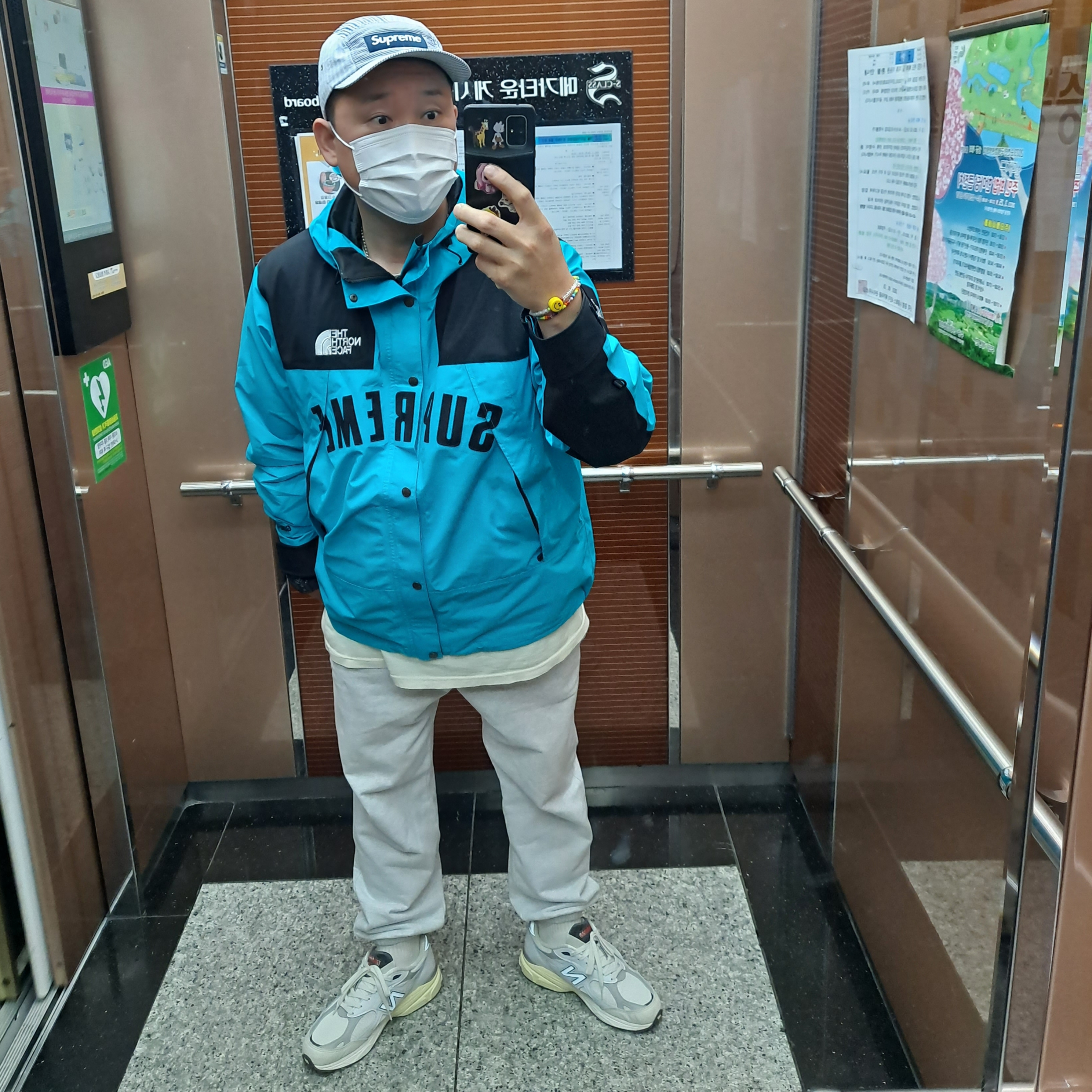 Supreme x The North Face Arc Logo Mountain Parka Teal - 19SS, New Balance 990v3 Made in USA Sea Salt 착용 스타일 - 1
