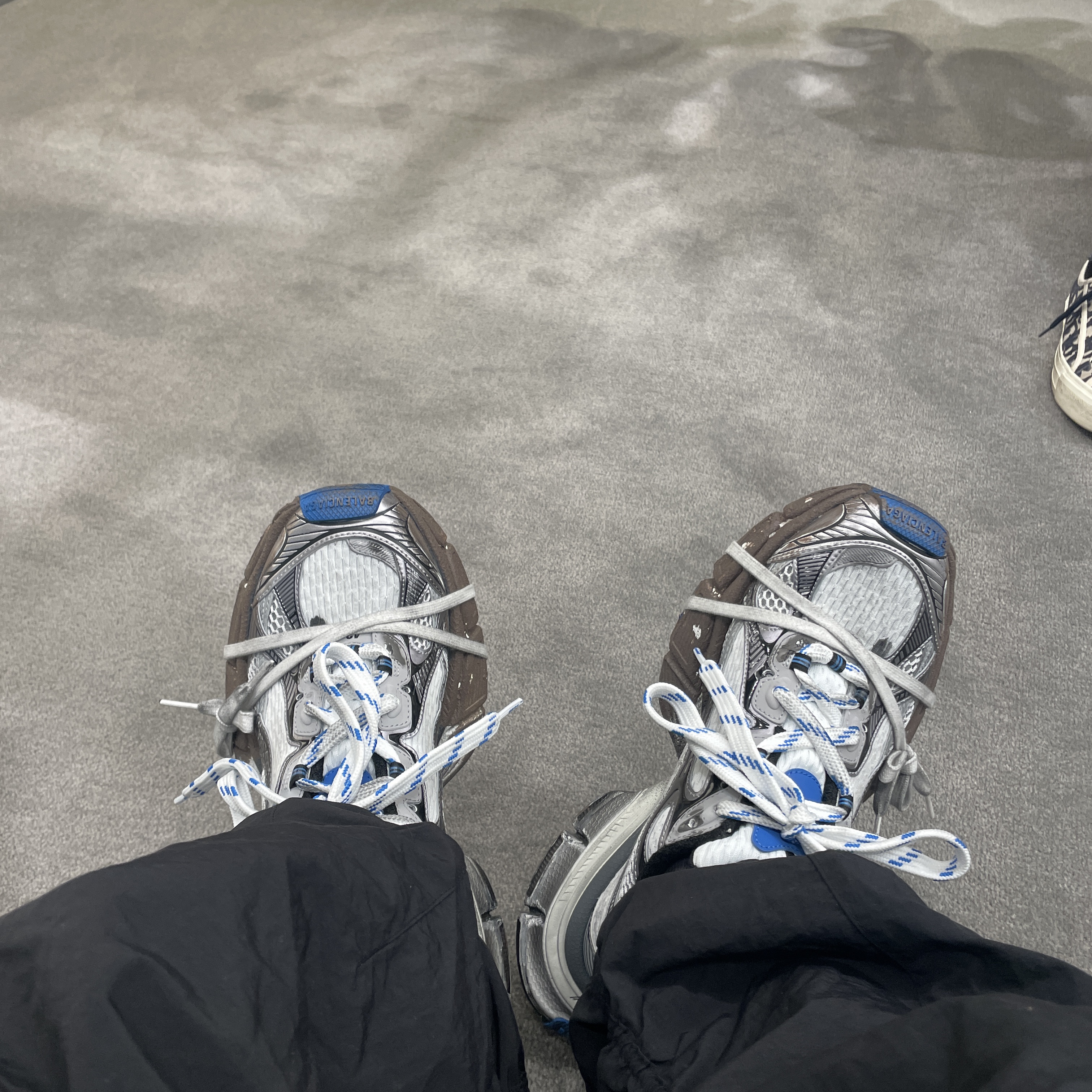 Balenciaga 3XL Sneakers Worn Out Grey White Blue 착용 스타일 - 1