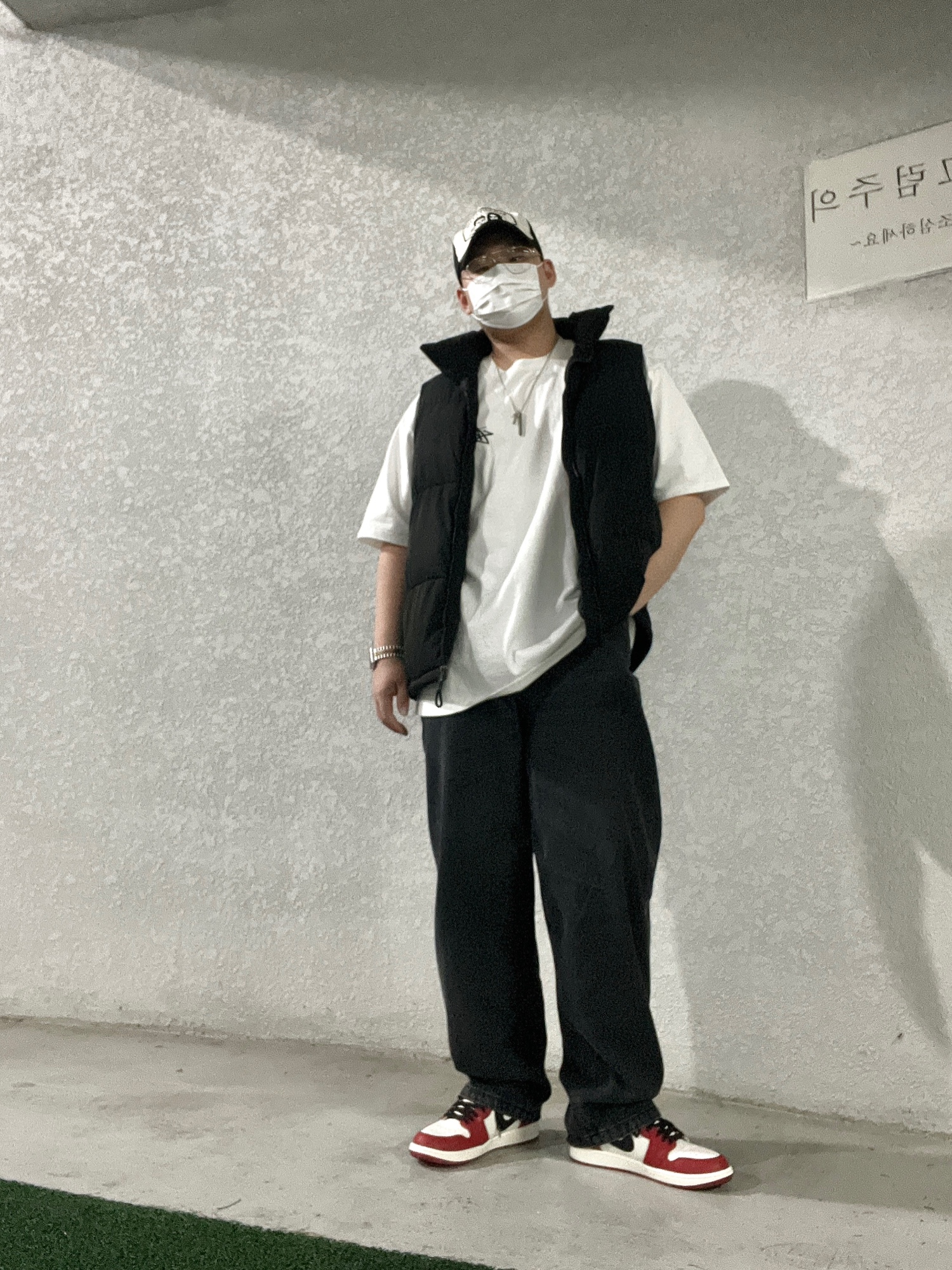 Stussy Fuzzy Dice T-Shirt White, Jordan 1 Retro High OG Chicago 2022 착용 스타일