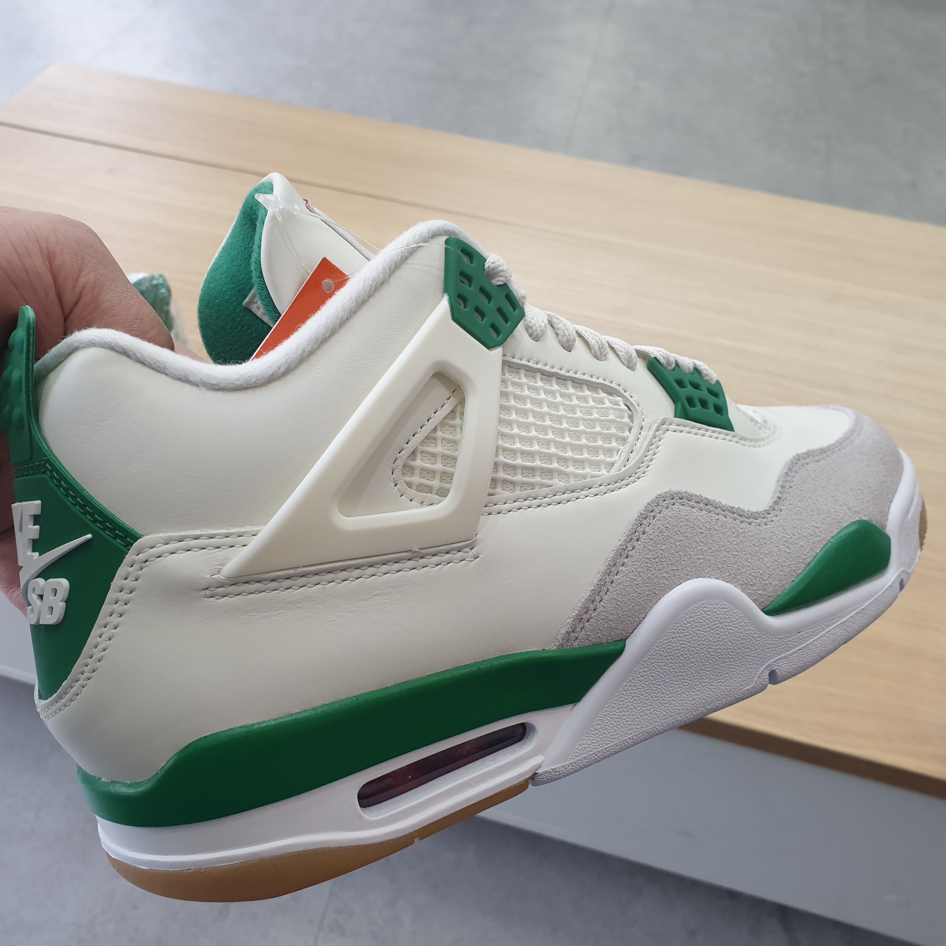 Jordan 4 x Nike SB Retro SP Pine Green 착용 스타일 - 1