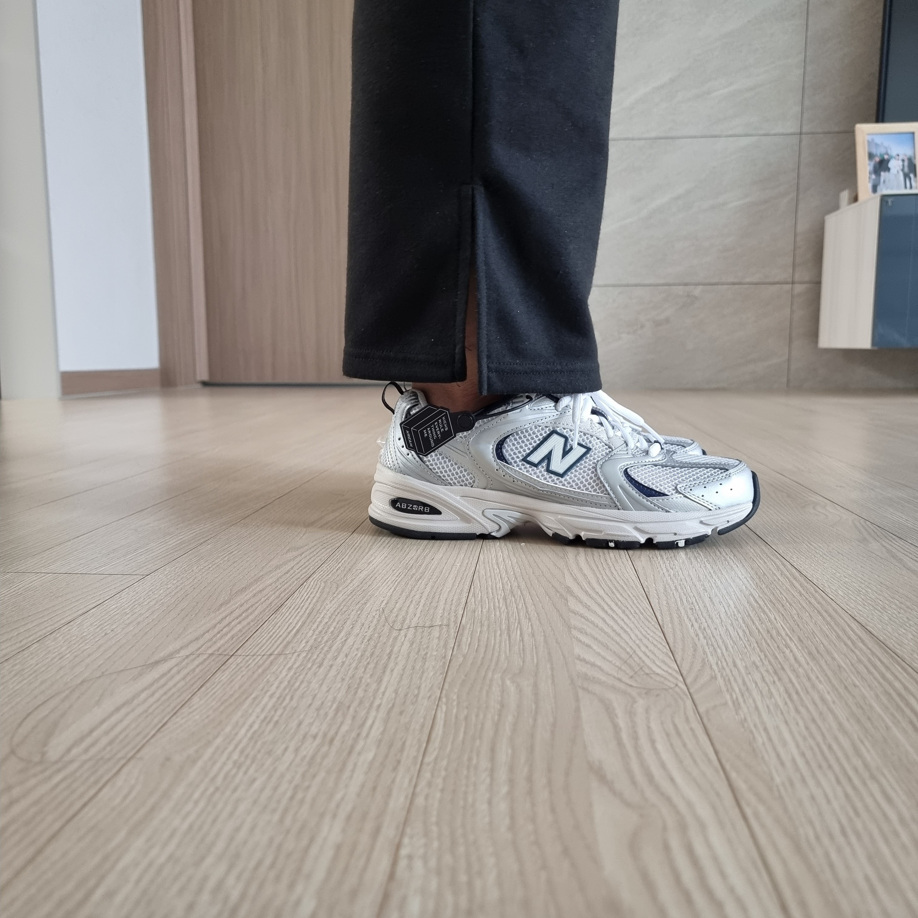 New Balance 530 Steel Grey 착용 스타일 - 3