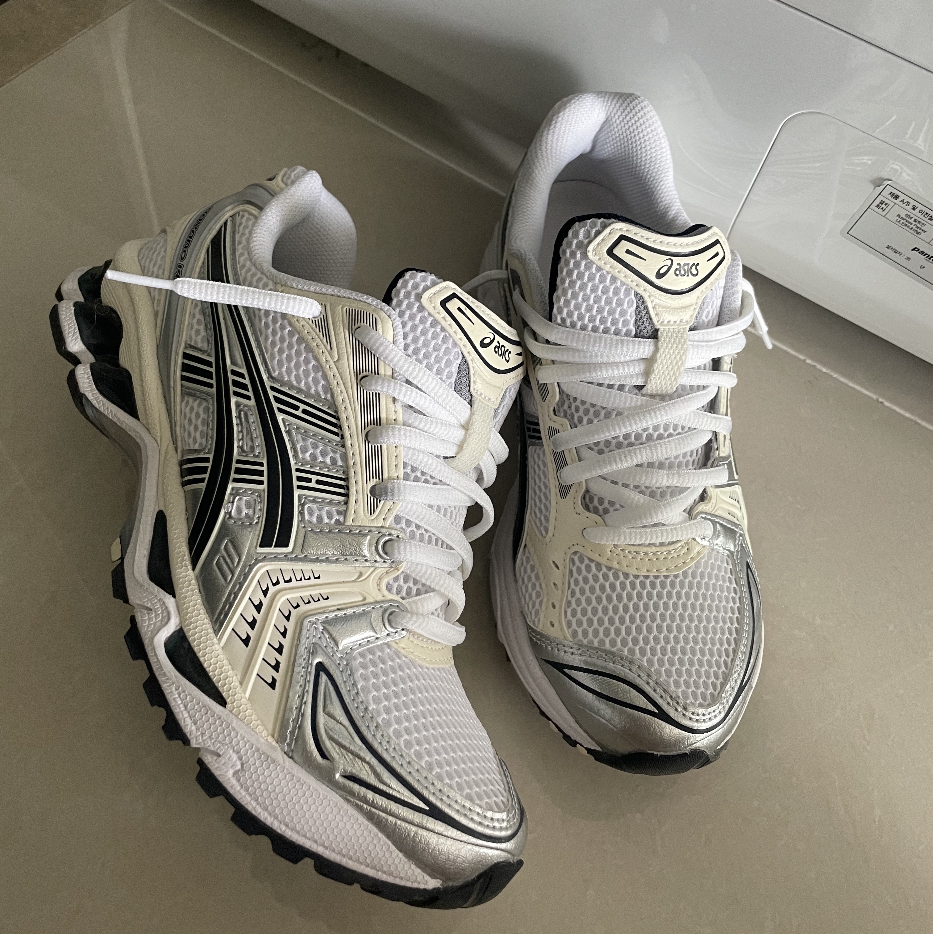 (W) Asics Gel-Kayano 14 White Midnight 착용 스타일