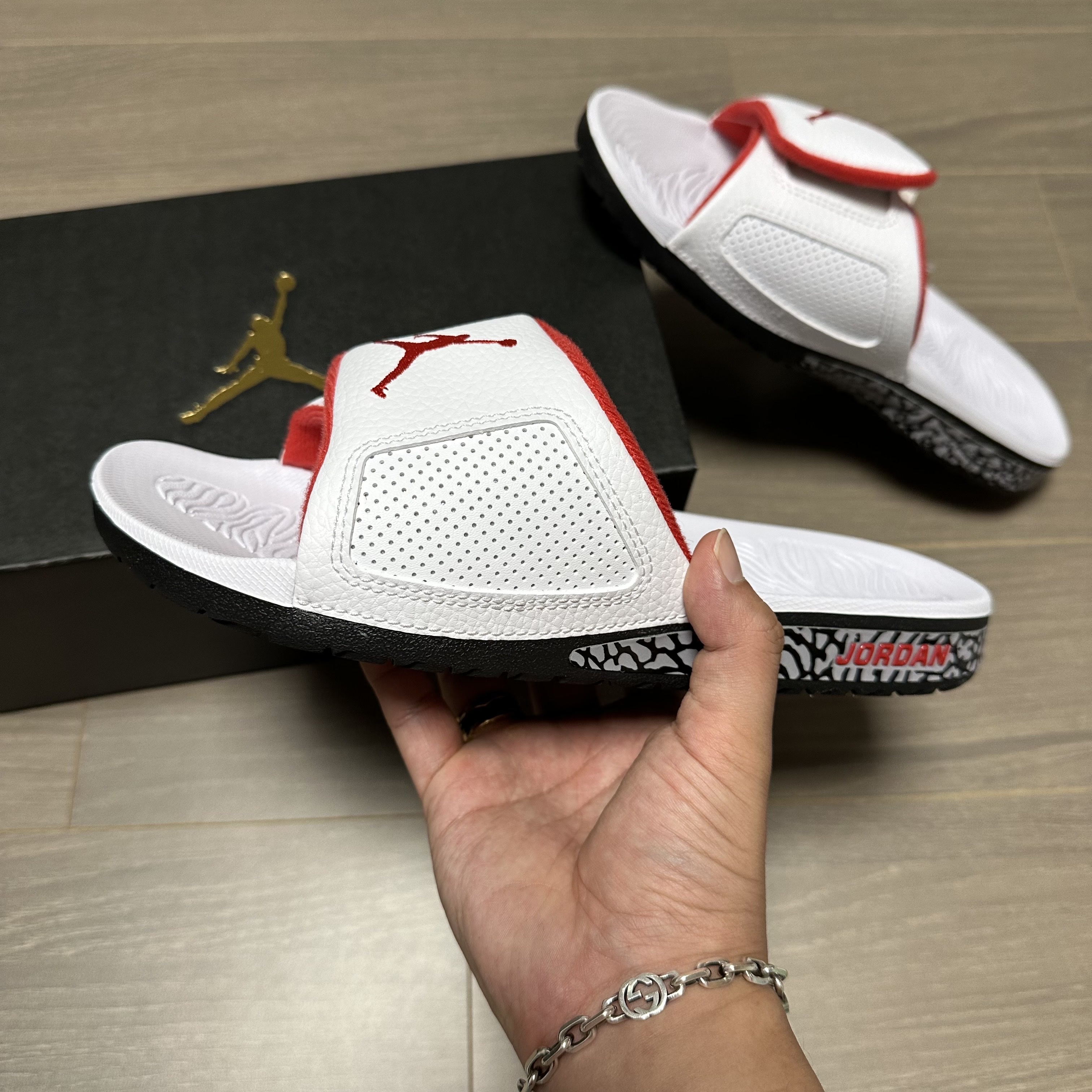 Jordan Hydro 3 Retro Cement White and University Red 착용 스타일 - 1