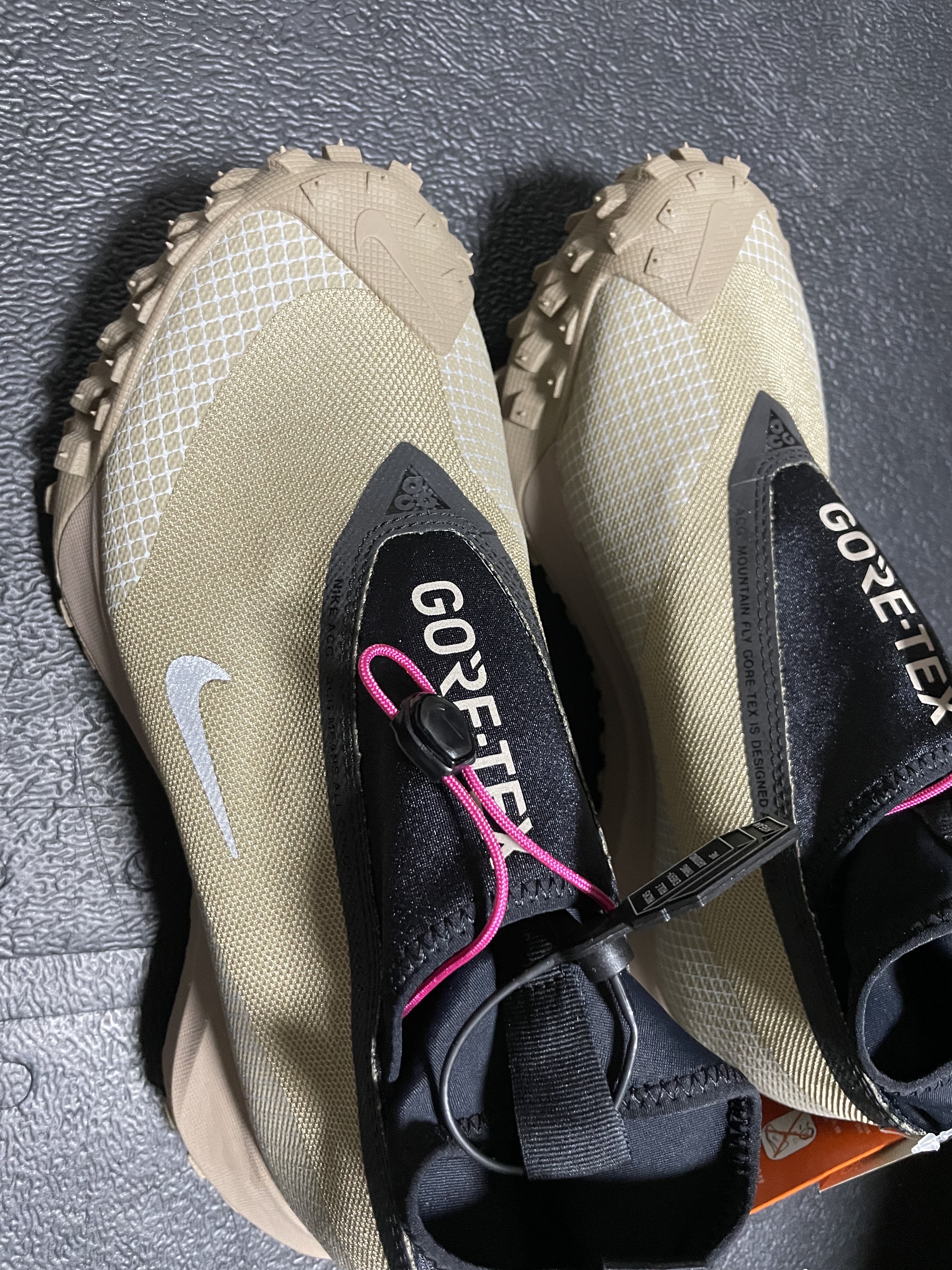 Nike ACG Mountain Fly Gore-Tex Khaki 착용 스타일