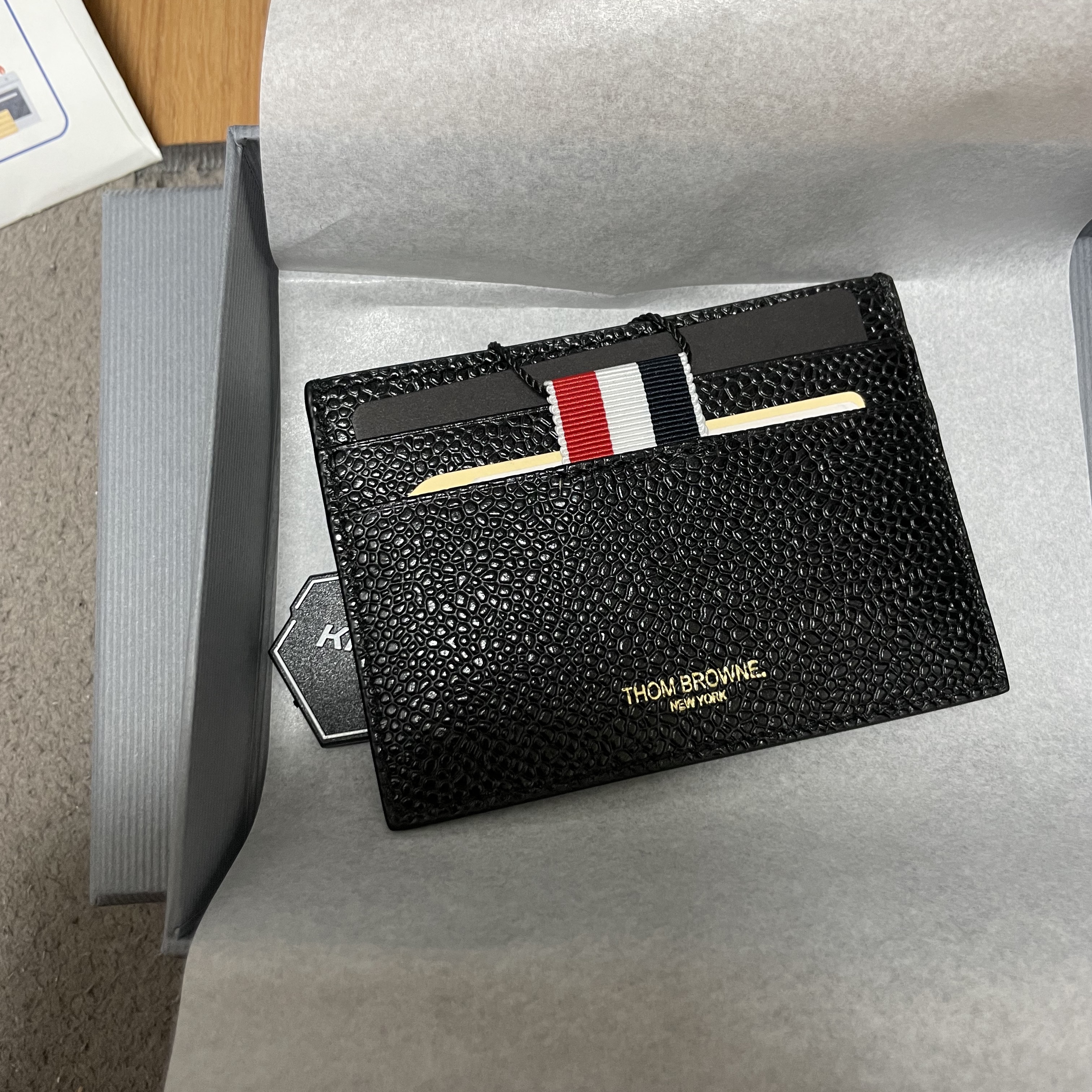Thom Browne Pebble Grain Leather Stripe Single Card Holder Black 착용 스타일