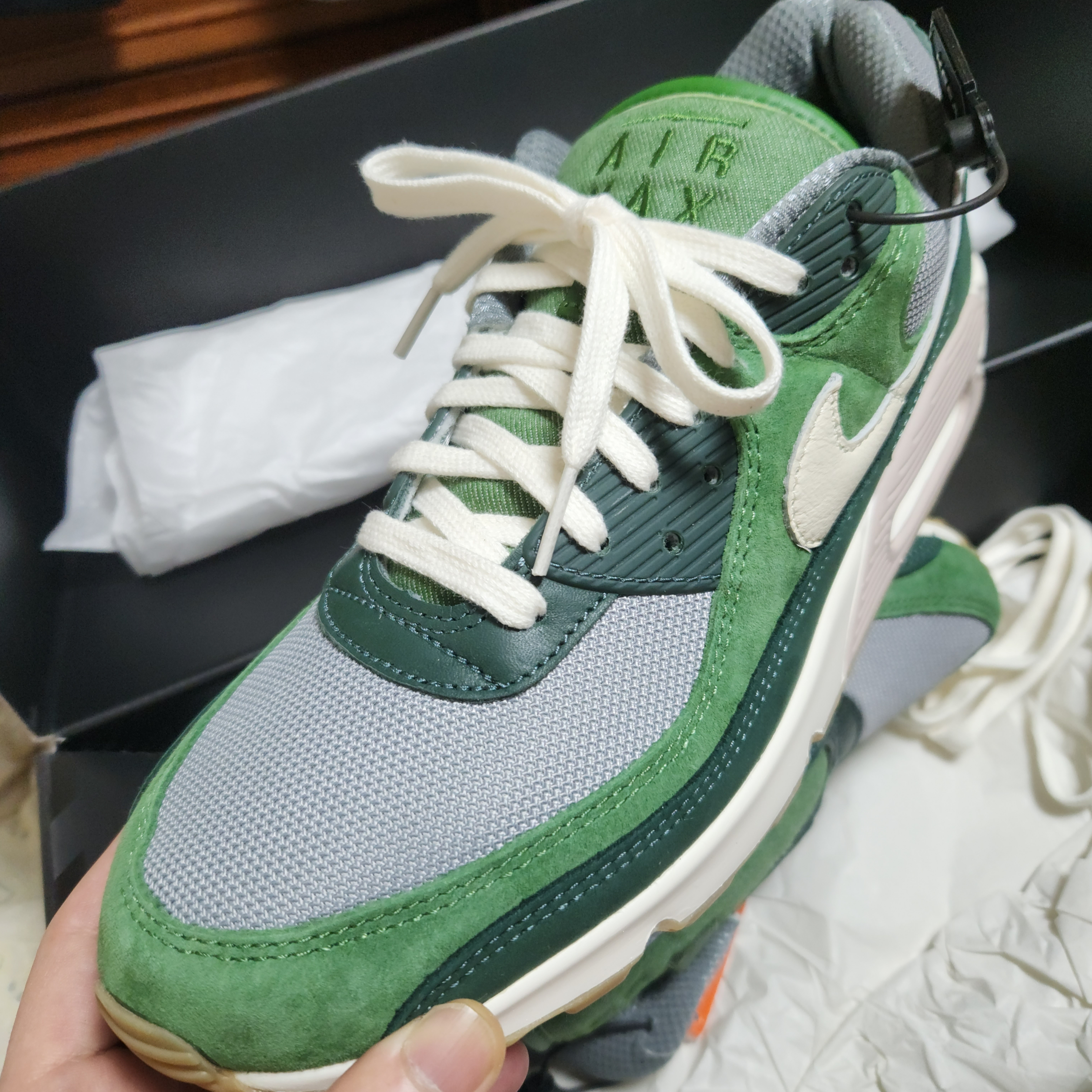Nike Air Max 90 PRM Pro Green and Pale Ivory 착용 스타일 - 1