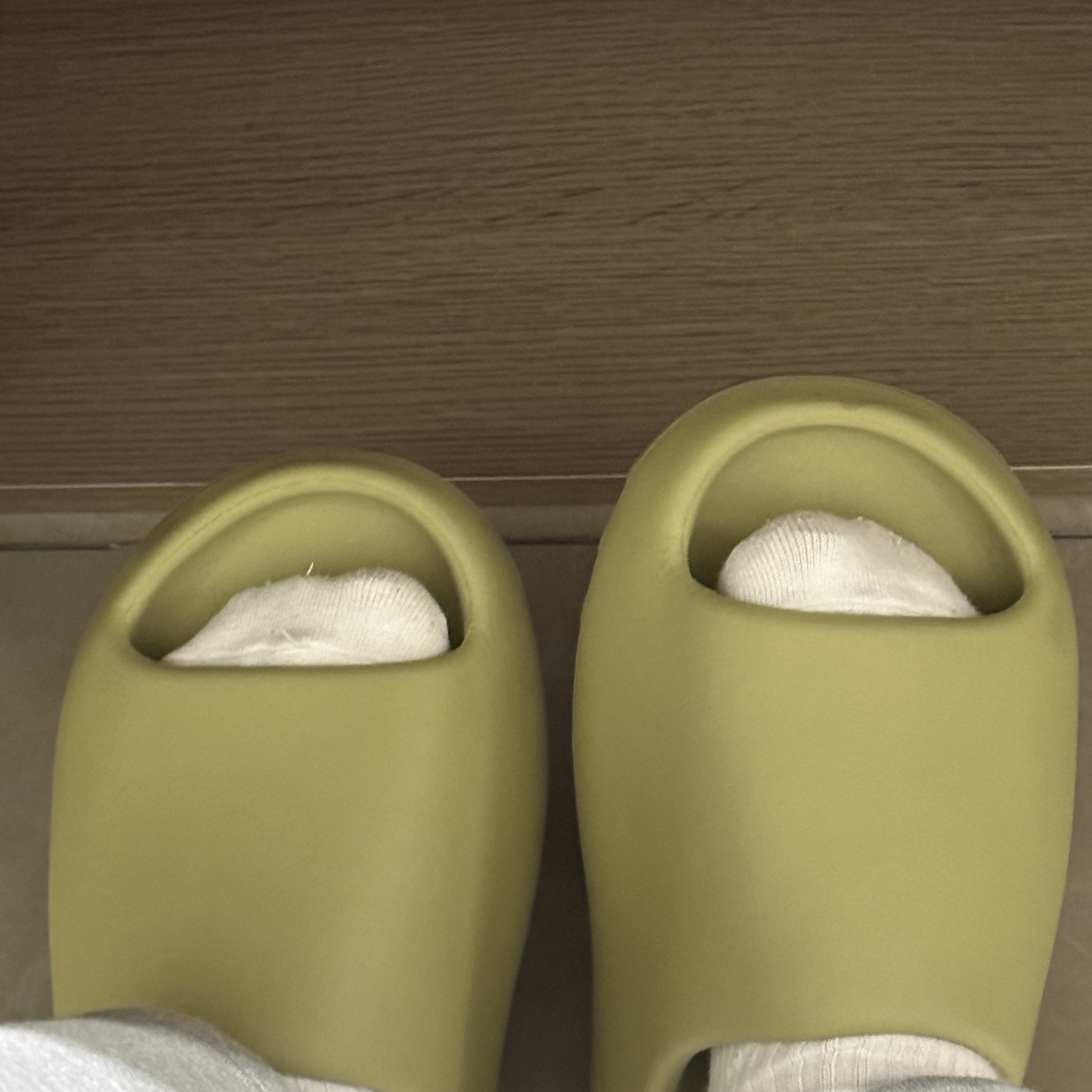Adidas Yeezy Slide Resin 2022 착용 스타일