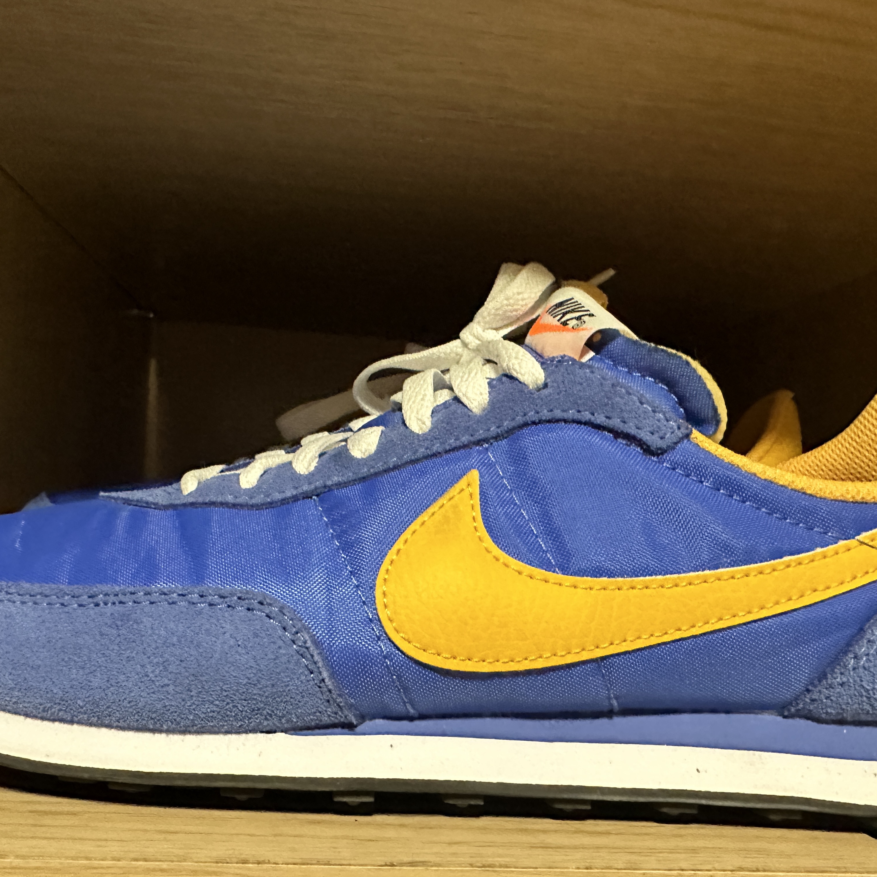 Nike Waffle Trainer 2 Medium Blue University Gold 착용 스타일