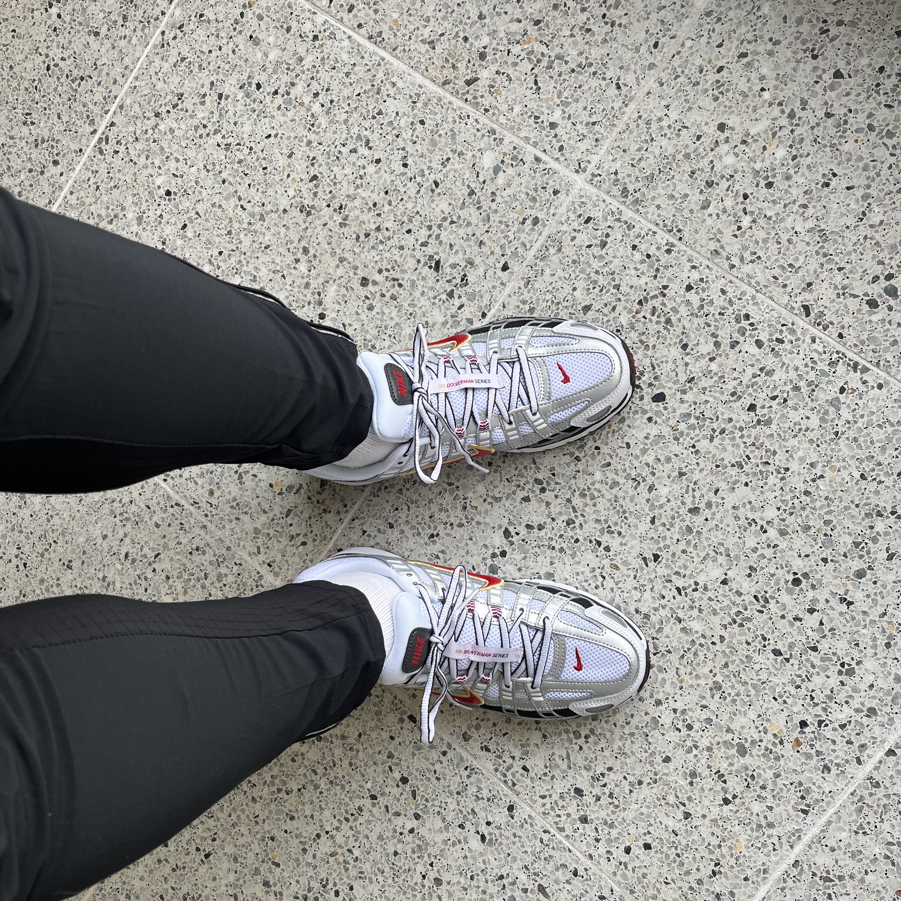 (W) Nike P-6000 Metallic Silver Red 착용 스타일 - 1